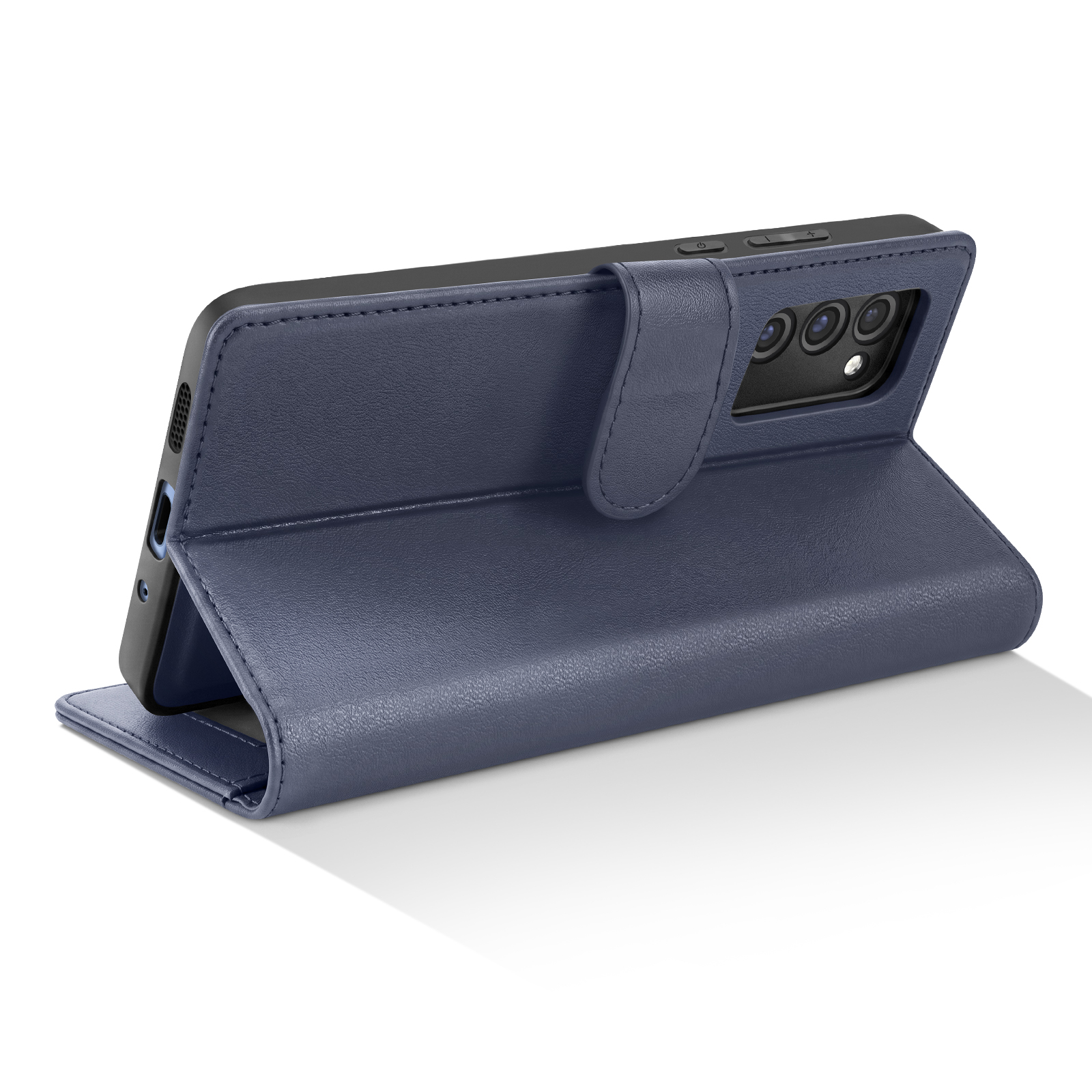 Ein dunkelblaues Leder-Flip-Case für ein Smartphone steht leicht angewinkelt auf weißem Hintergrund.