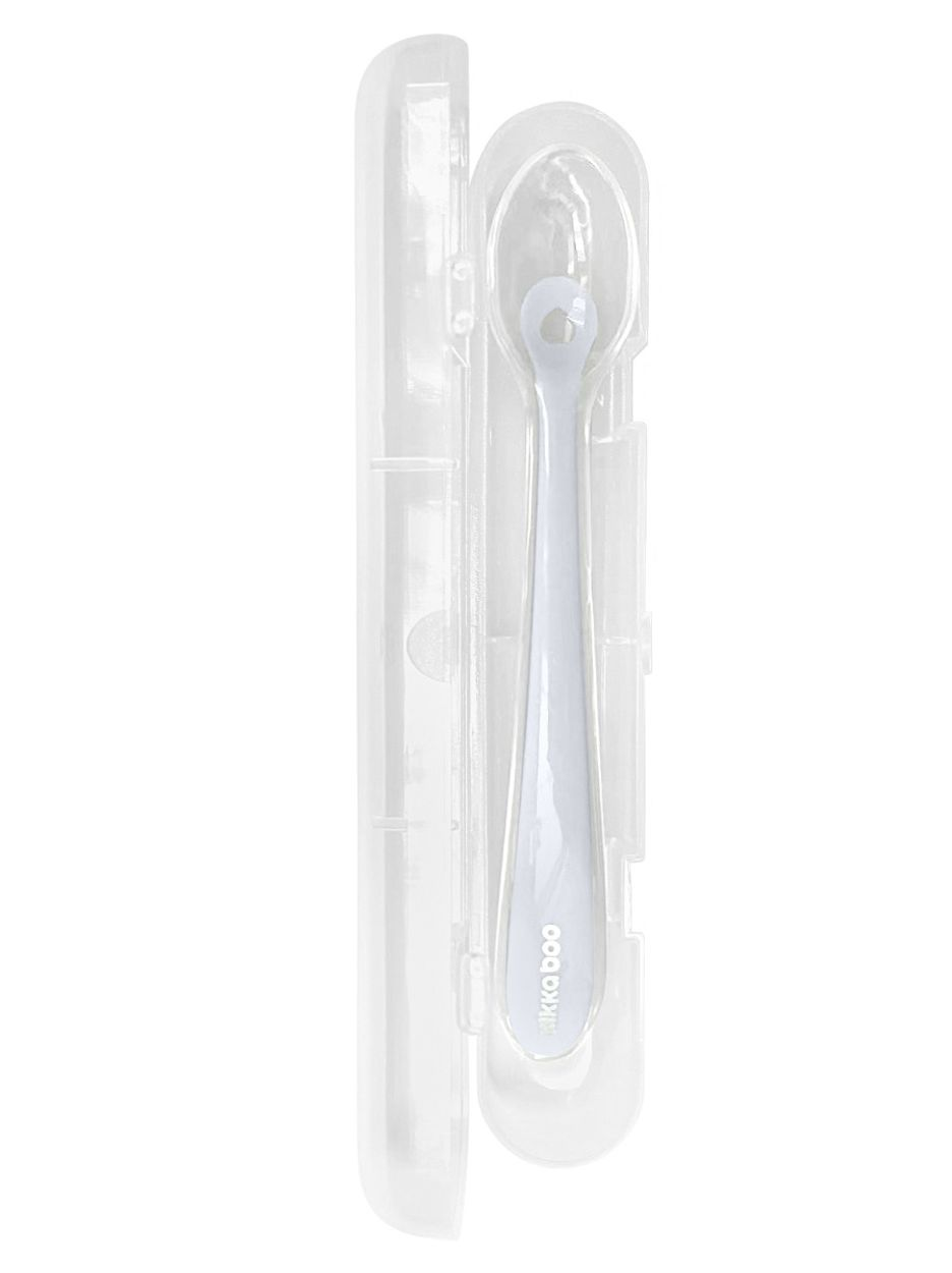 Ein weißer Löffel in einem transparenten Etui.