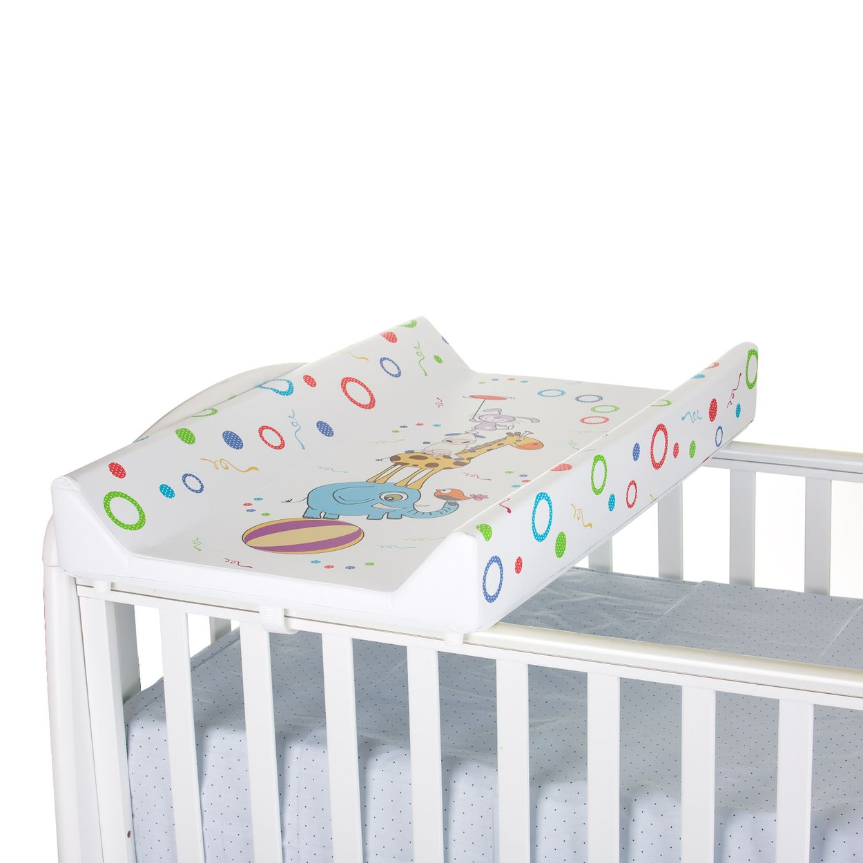 Wickelauflage mit bunten Tieren auf einem weißen Babybett gegen weißen Hintergrund.