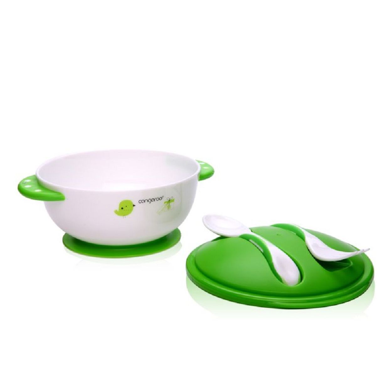 Grüne und weiße Babyschüssel mit Saugnapf, Deckel und zwei Löffeln auf weißem Grund.