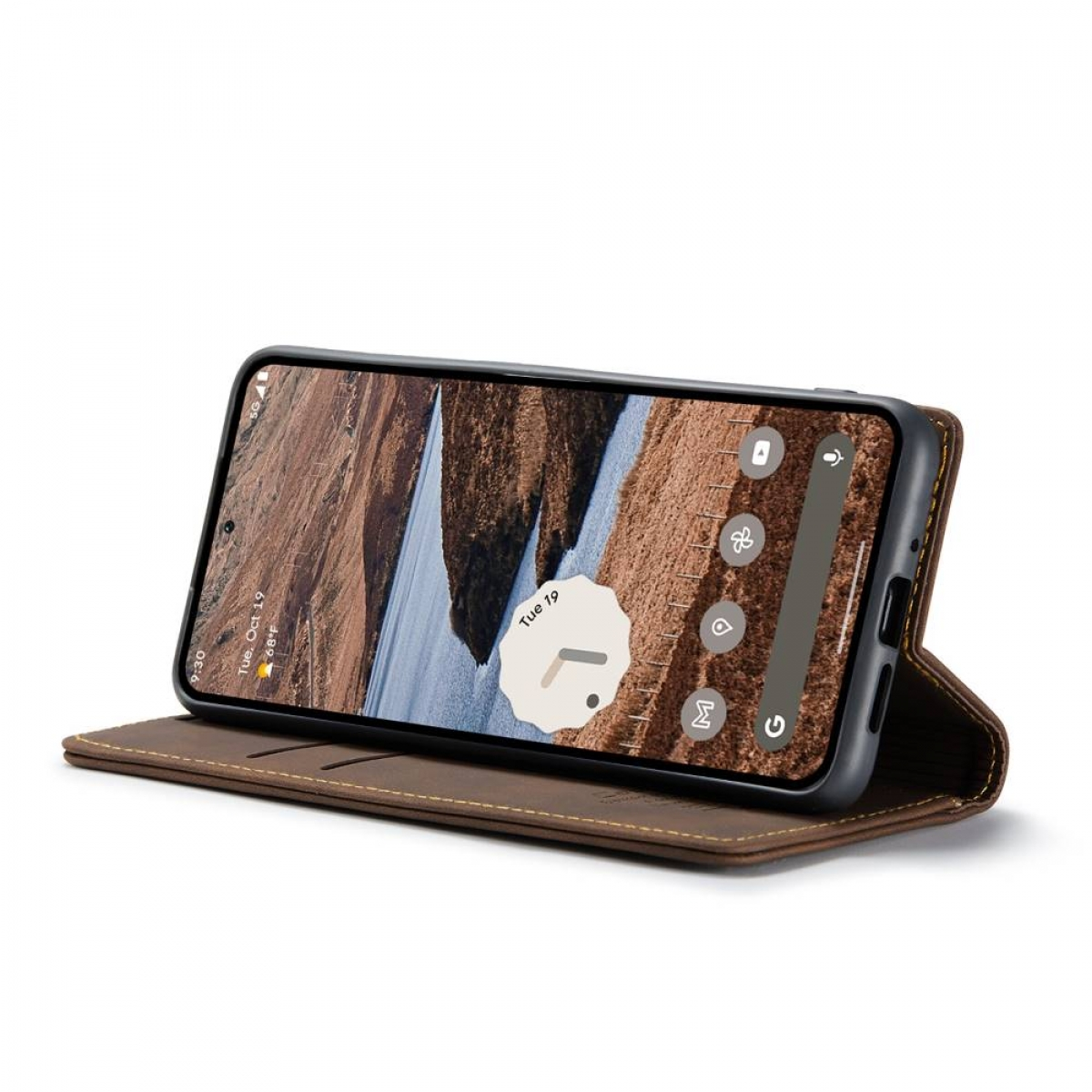Ein Smartphone steht quer in einer braunen Lederhülle mit sichtbaren Nähten vor weißem Hintergrund.