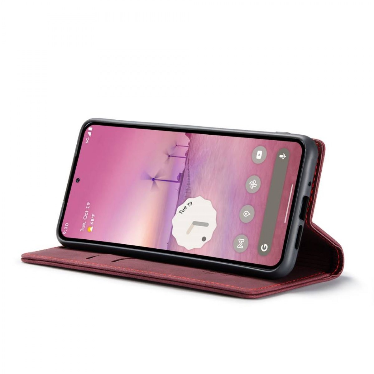 Ein Smartphone in einer burgunderroten Lederhülle steht auf einer weißen Oberfläche vor weißem Hintergrund.