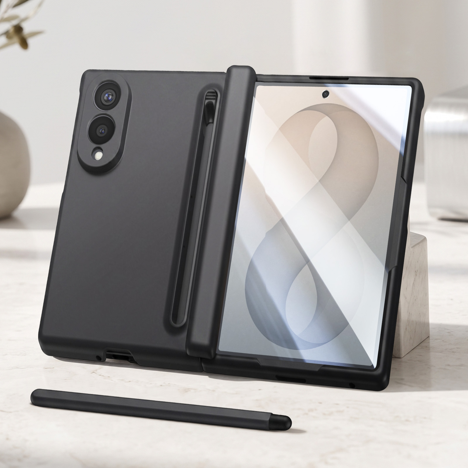 Ein schwarzes faltbares Smartphone mit Schutzhülle und St stylus liegt auf einem weißen Tisch.