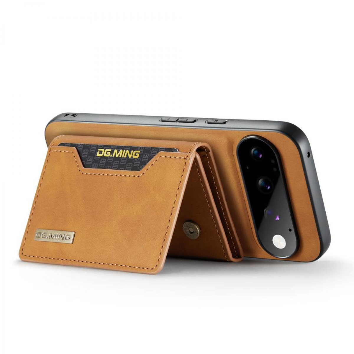 Ein Smartphone in einer braunen Ledertasche mit integriertem Kartenhalter als Ständer auf weißem Hintergrund.