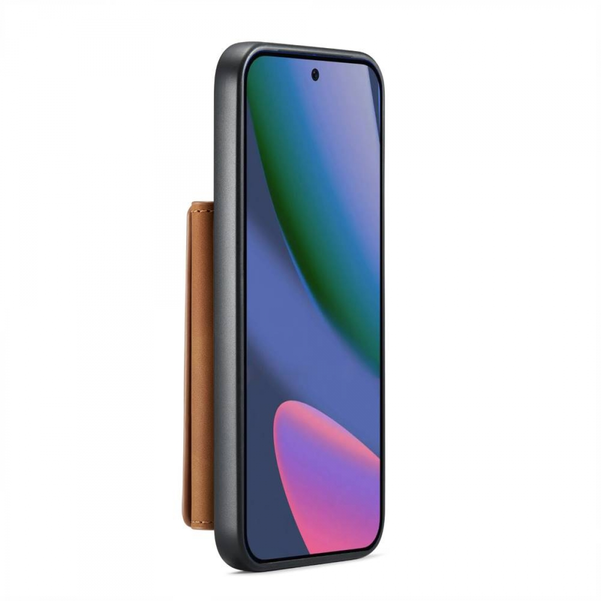 Ein Smartphone mit schwarzem Rand und einer braunen Lederhülle auf der Rückseite steht auf weißem Grund.
