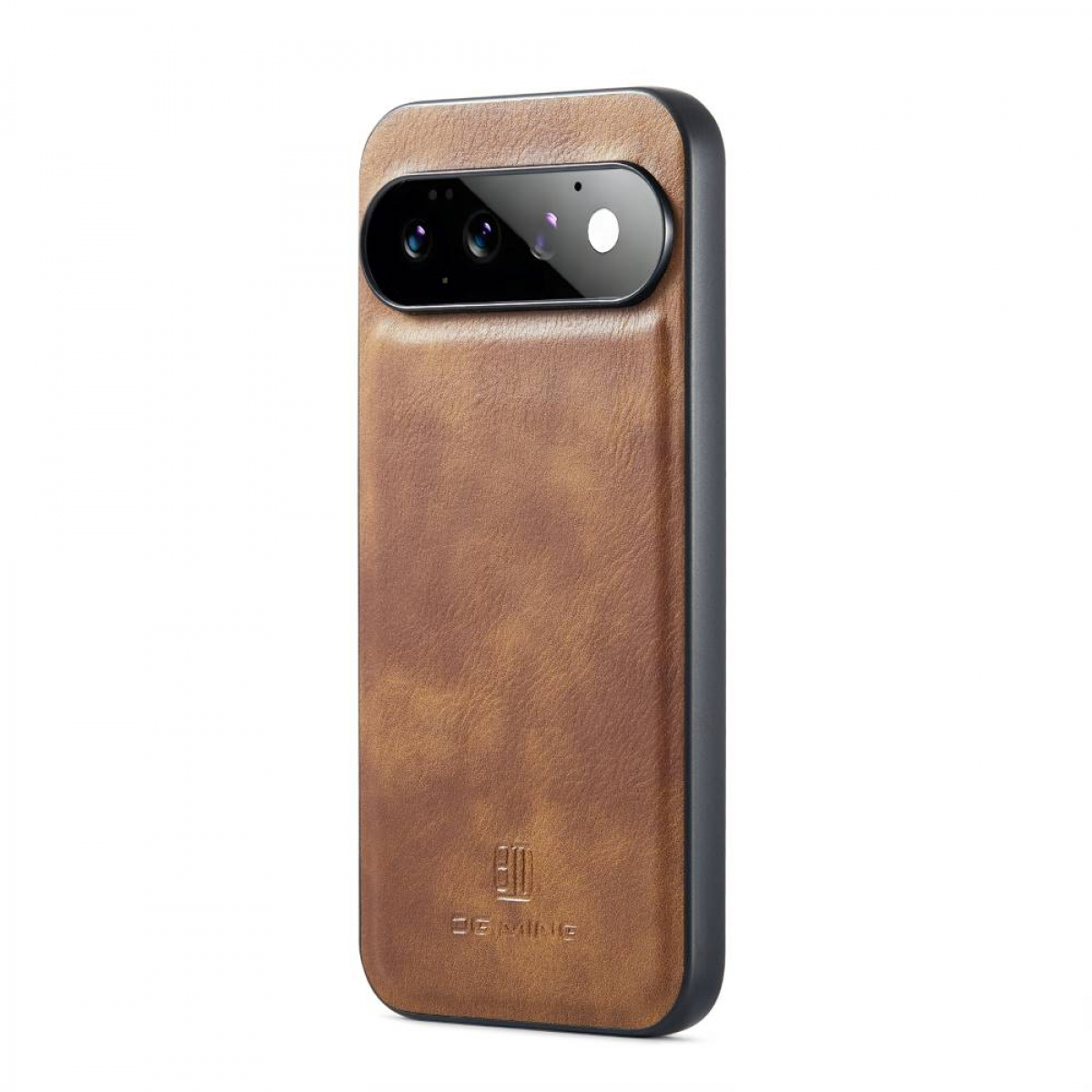 Ein Smartphone in brauner Lederhülle zeigt die Rückseite mit Kameramodul und Logo vor einem weißen Hintergrund.