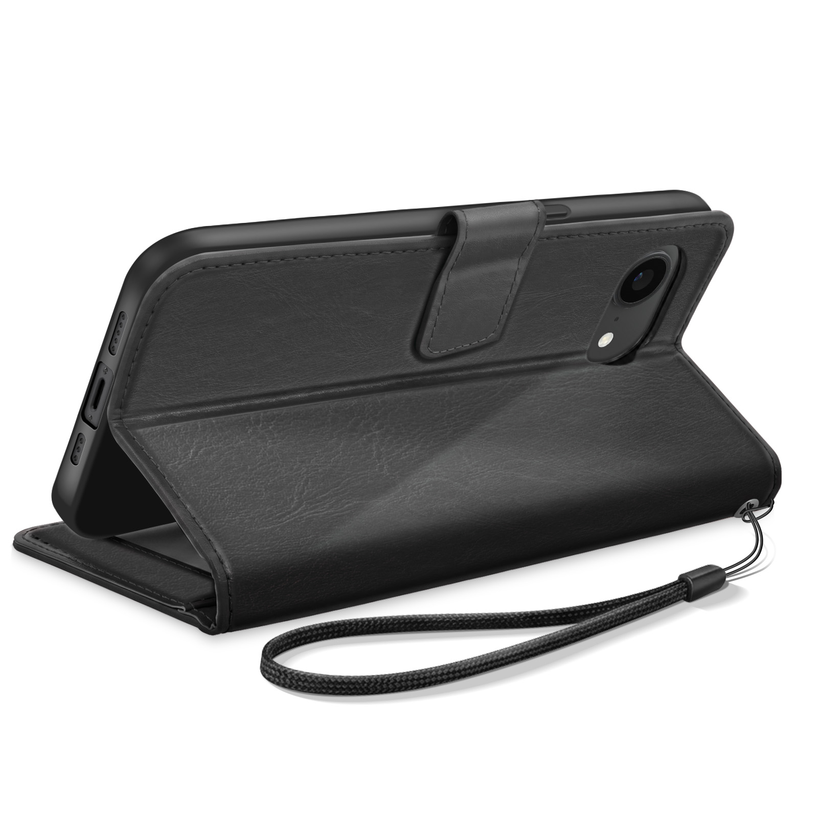 Eine schwarze Leder-Handyhülle im Wallet-Stil steht angewinkelt mit einer Handschlaufe auf weißem Hintergrund.