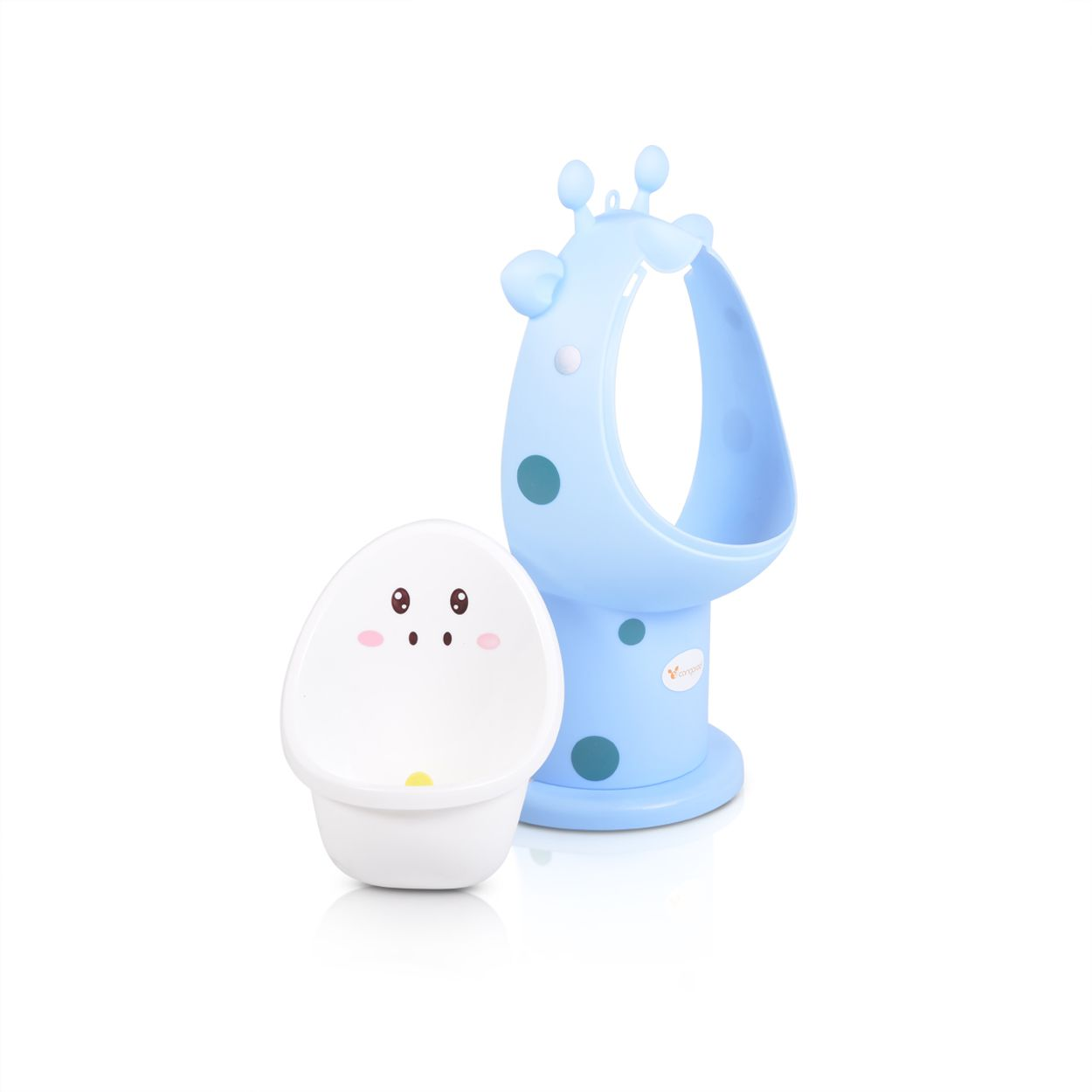 Ein blauer Giraffen-Urinal für Kinder neben einem weißen Töpfchen mit niedlichem Gesicht auf weißem Hintergrund.