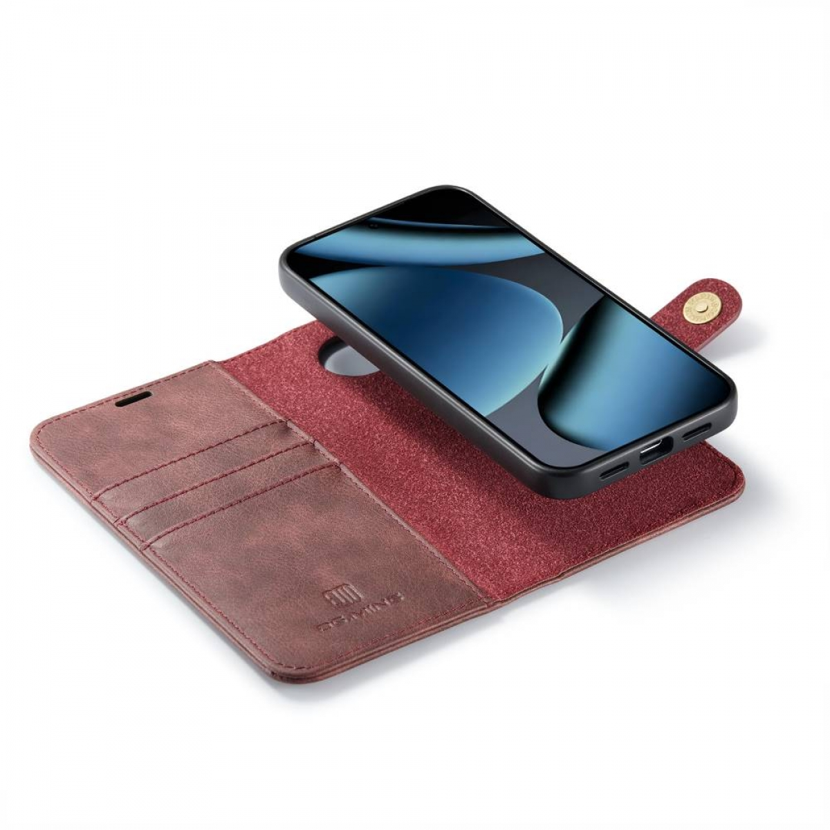 Ein Smartphone in einer braunen Leder-Brieftasche, offen auf weißer Oberfläche.