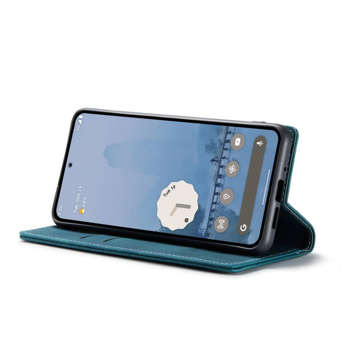 Ein Smartphone in blauer Ledertasche steht horizontal mit Uhrzeit und Apps auf dem Bildschirm.