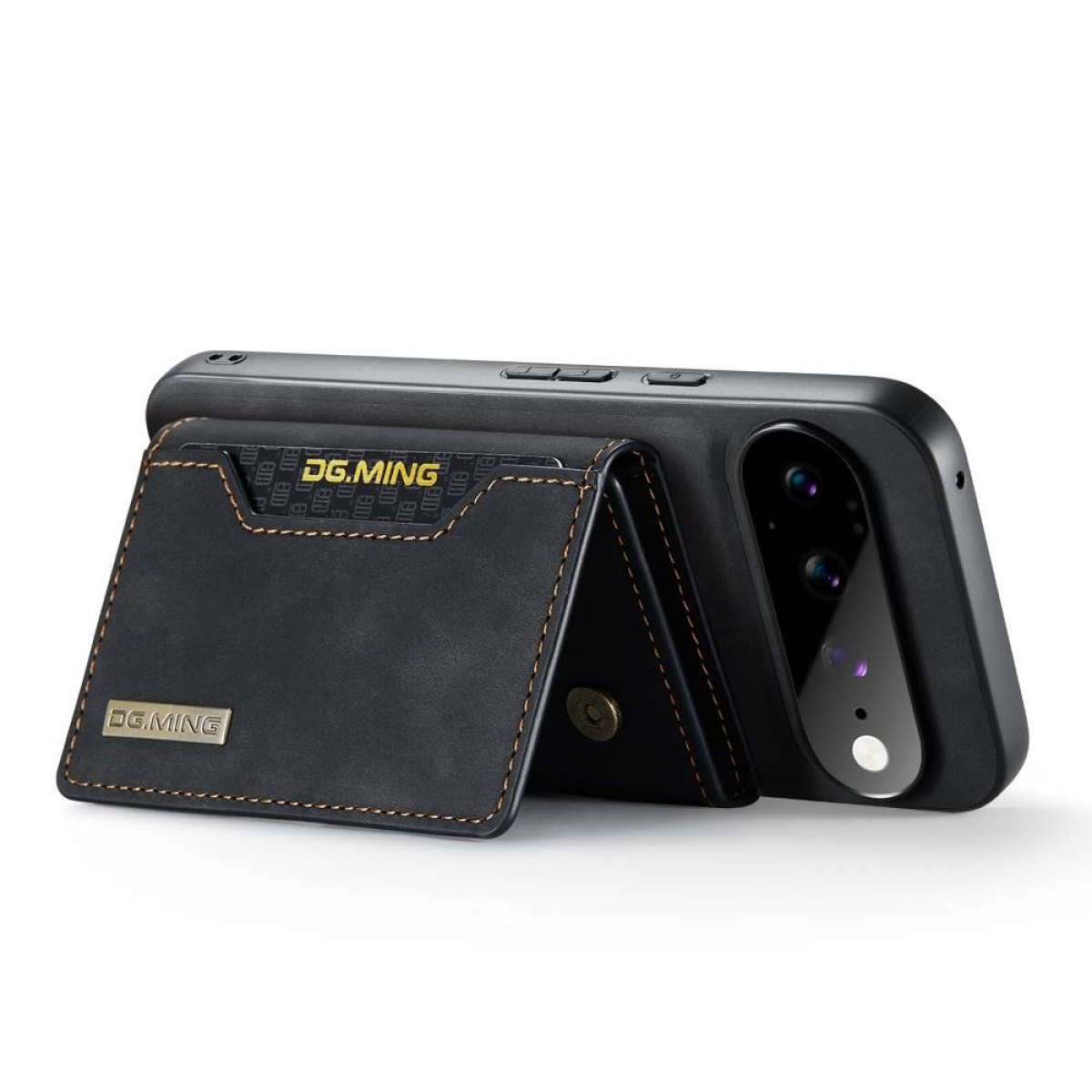 Ein schwarzes Smartphone in einer Ledertasche mit integriertem Klappkartenhalter und Ständer auf weißem Hintergrund.