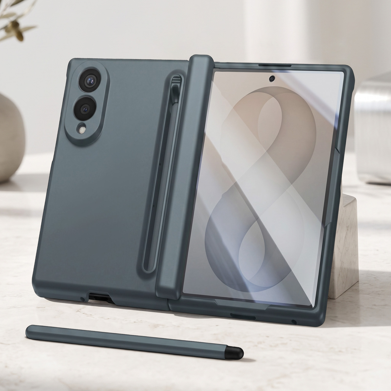 Graues faltbares Smartphone in Hülle mit Stift auf Tisch.