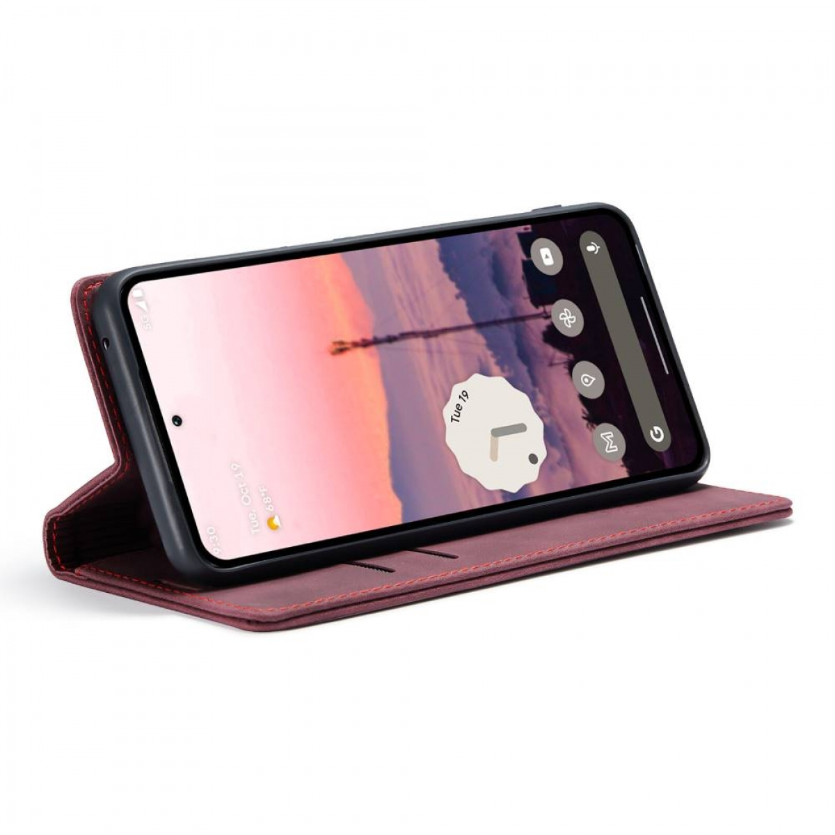 Ein Smartphone in einer bordeauxroten Lederhülle, im Querformat auf weißer Oberfläche.