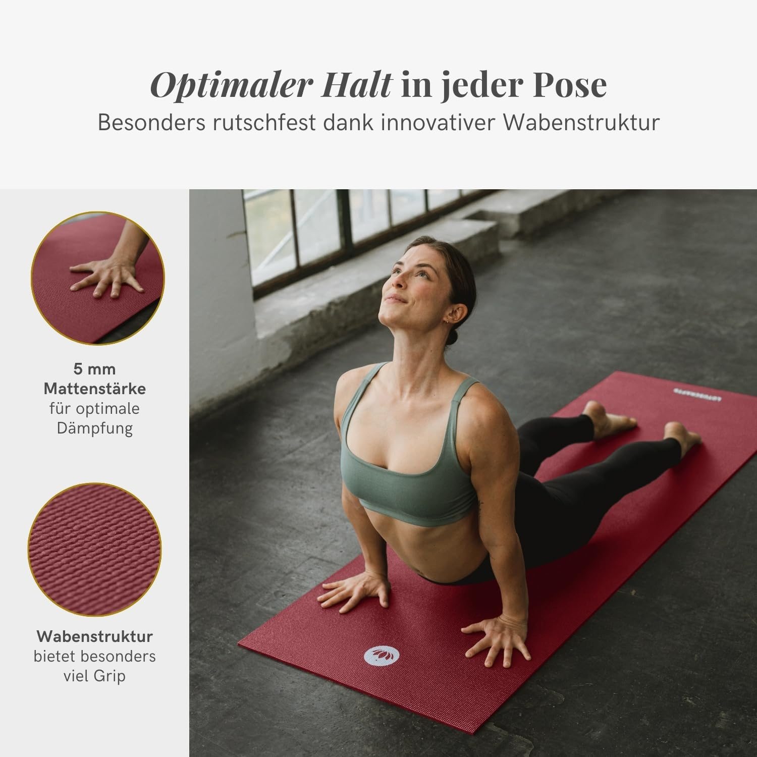 Una donna pratica yoga nella posizione del cobra su un tappetino rosso con struttura a nido d'ape.