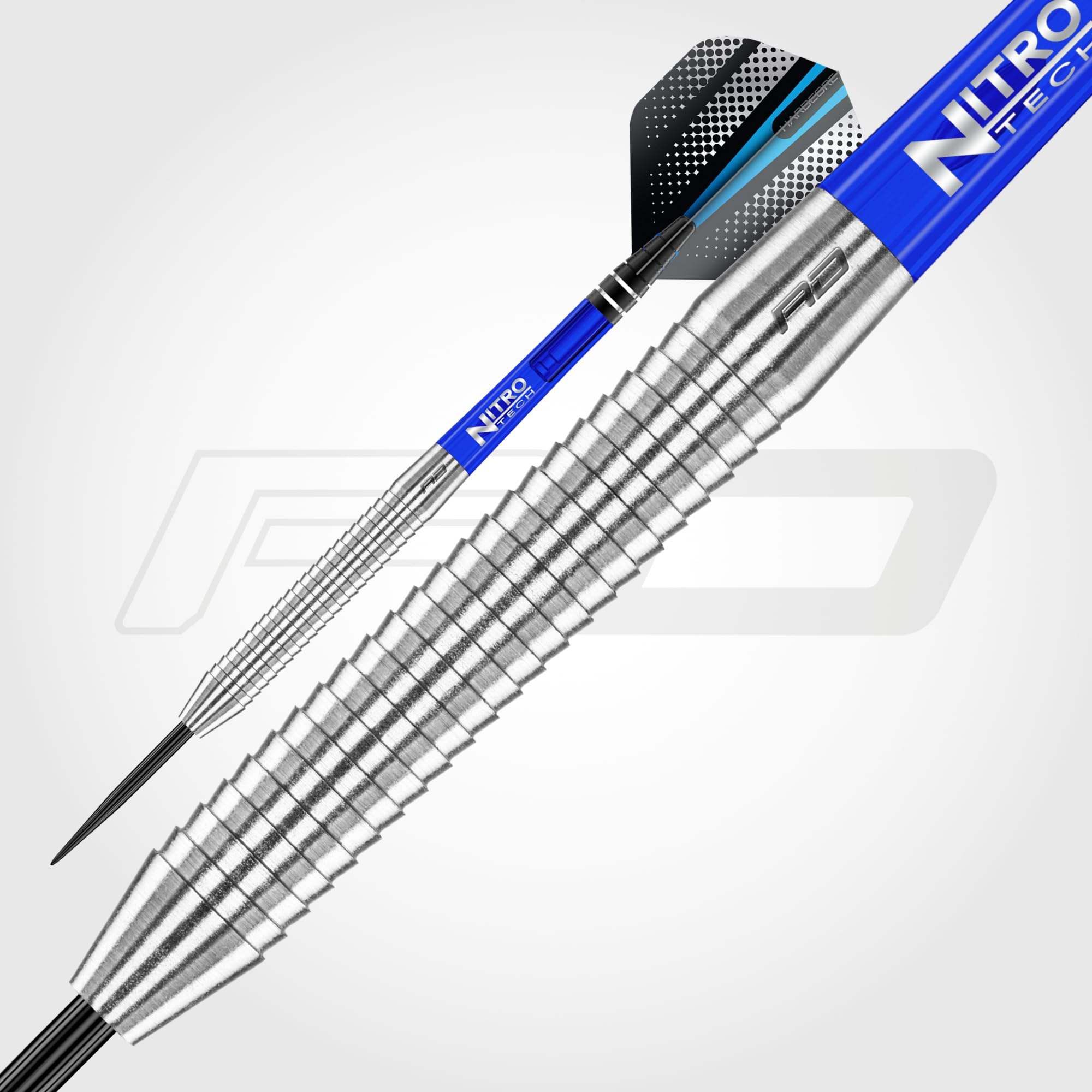 Zwei blaue und silberne Profi-Dartpfeile mit gerilltem Barrel auf hellem Hintergrund.
