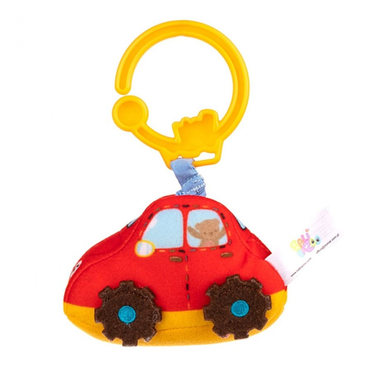 Ein rotes Plüschauto-Spielzeug mit Teddybär und gelbem Plastikring oben auf weißem Hintergrund.