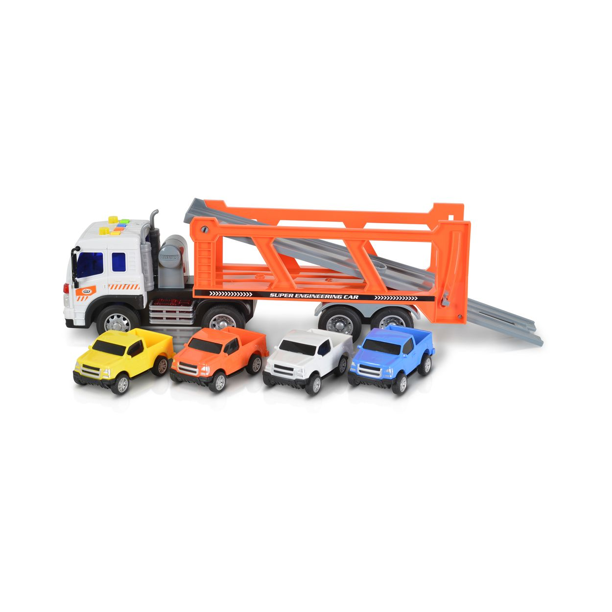 Ein weiß-oranger Spielzeug-Lastwagen mit Anhänger transportiert vier kleine farbige Autos auf weißem Hintergrund.