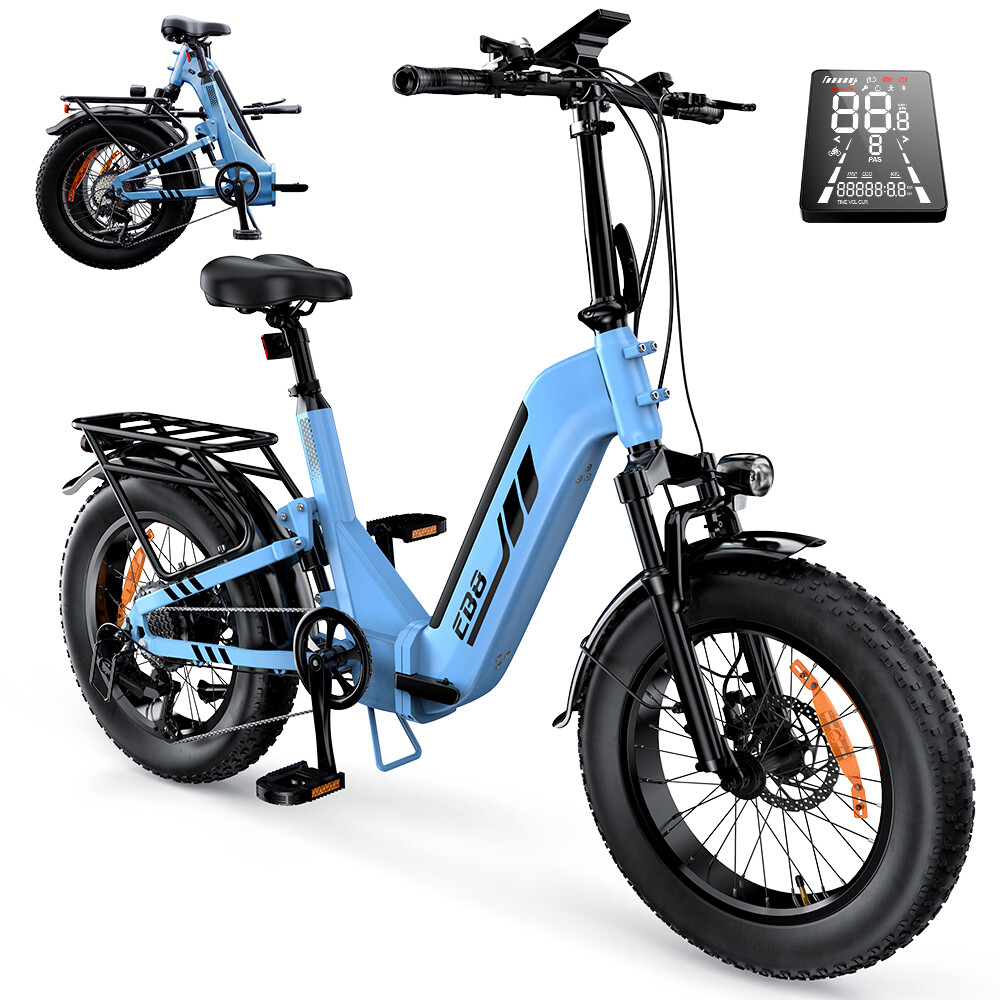 Hellblaues Elektrofahrrad mit dicken Reifen, Gepäckträger, digitalem Display und Faltfunktion im Hintergrund.