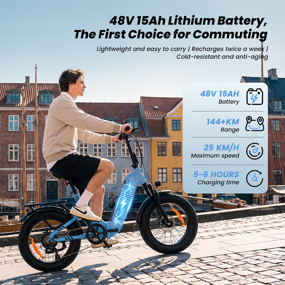 Ein Mann fährt auf einem hellblauen Elektrofahrrad über Kopfsteinpflaster, mit Batterie-Highlights.