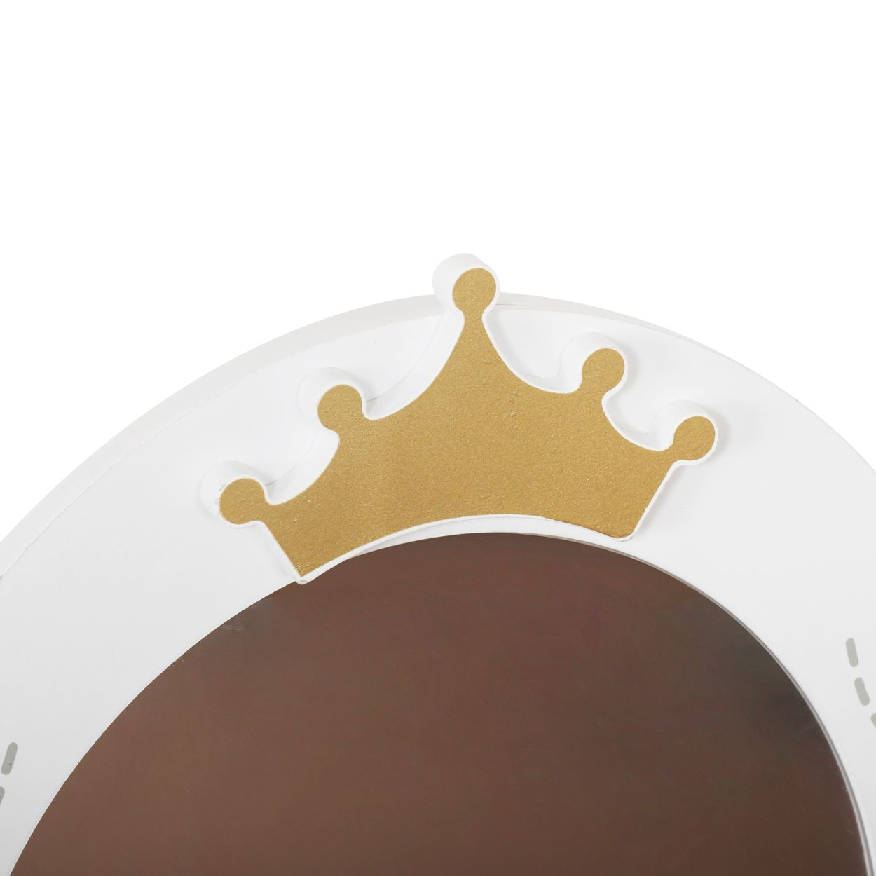 Eine goldene Krone auf einem runden weißen und braunen Holzhintergrund.