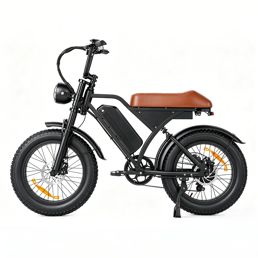 Ein schwarzes Elektrofahrrad mit dicken Reifen und einem braunen Ledersattel vor weißem Hintergrund.