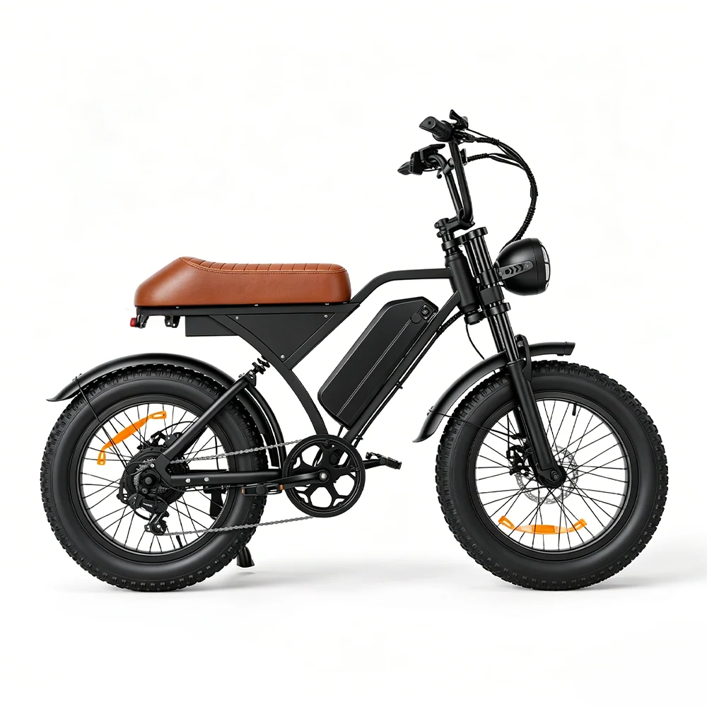 Ein schwarzes Elektrofahrrad mit dicken Reifen, braunem Ledersitz und einem Akku am Rahmen vor weißem Hintergrund.