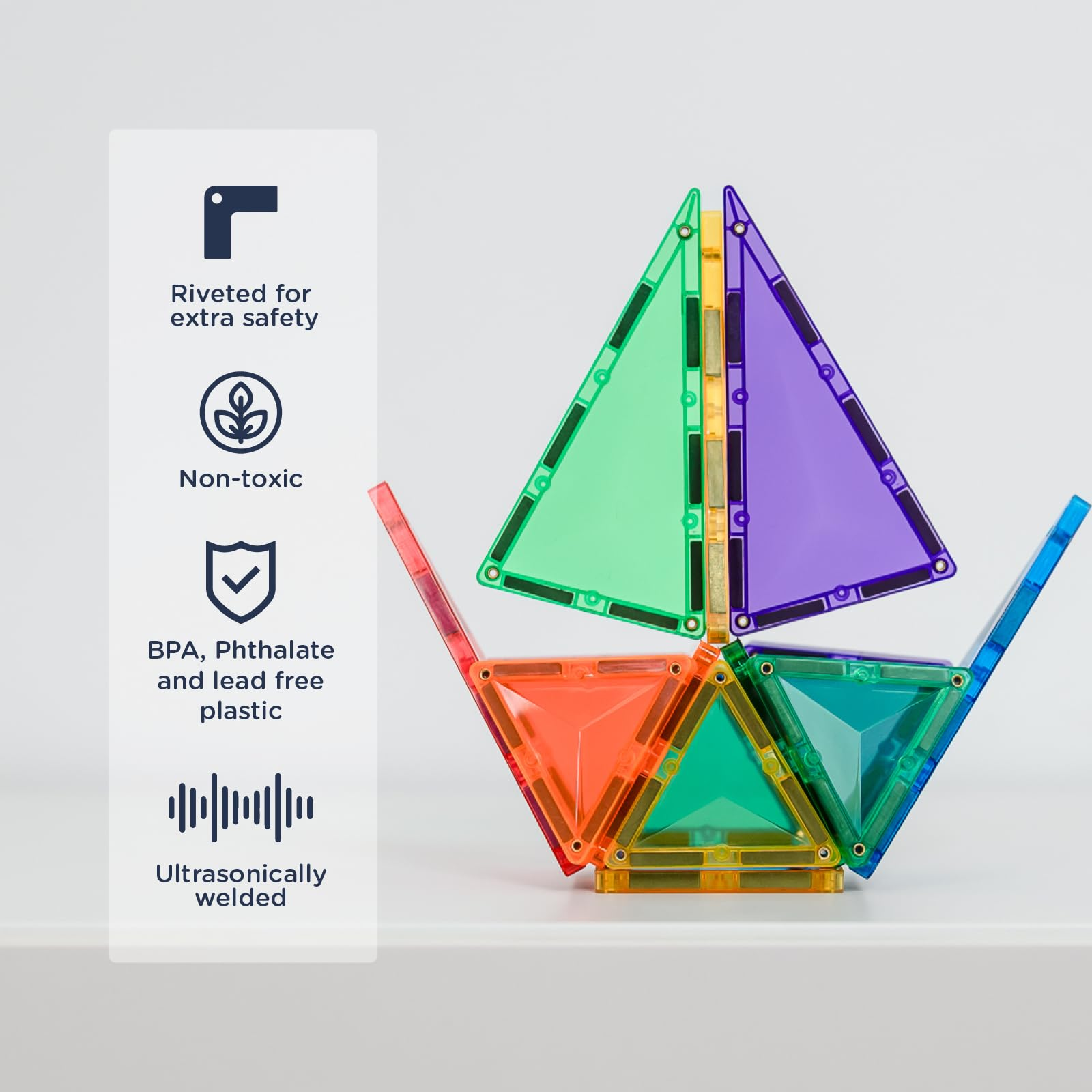 Buntes magnetisches Spielzeug in Schiffsform neben Produktsicherheits-Symbolen auf weißem Hintergrund.
