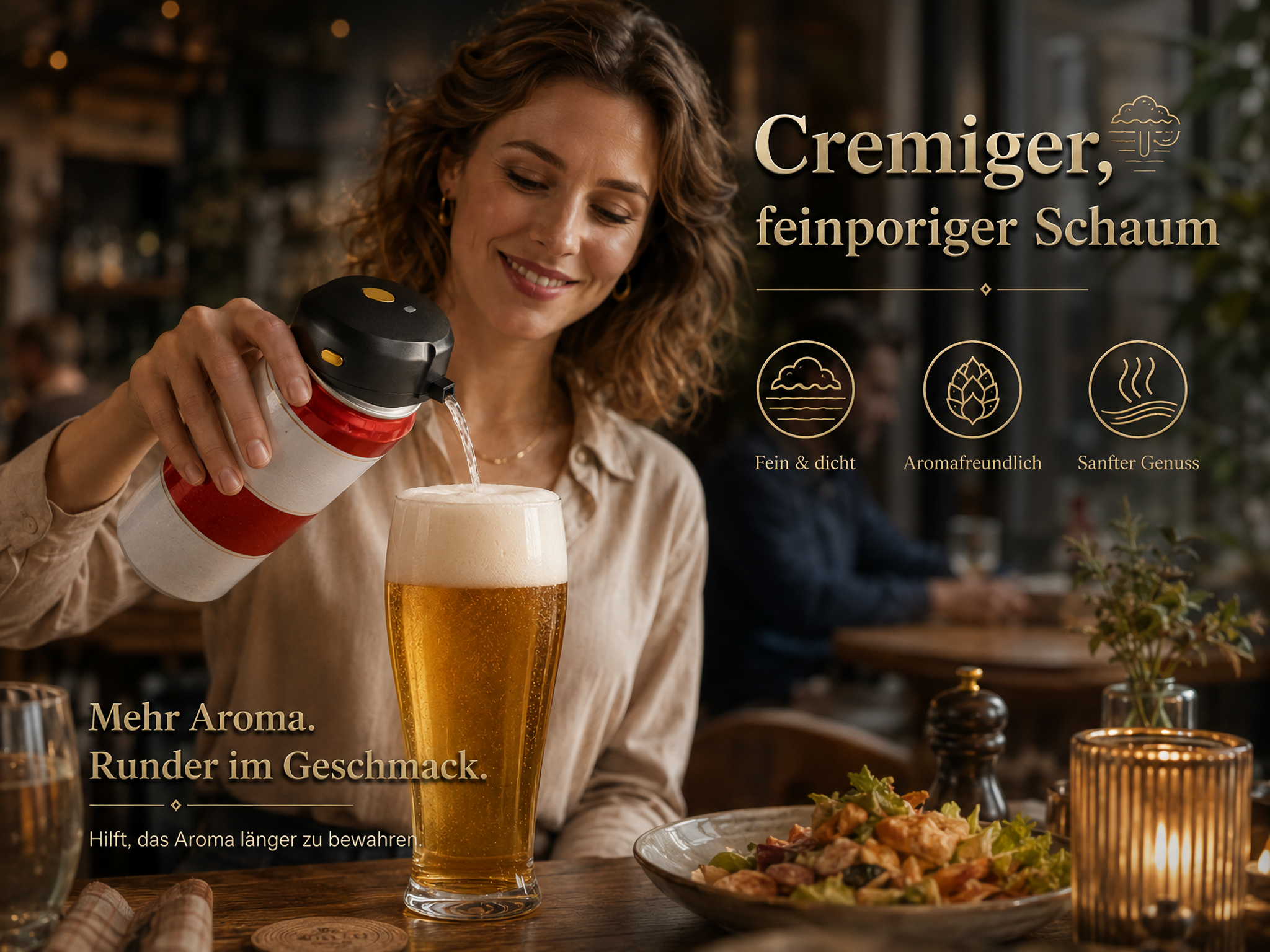 Eine lächelnde Frau schenkt Bier aus einem rot-weißen Spender in ein hohes Glas in einem Restaurant ein.