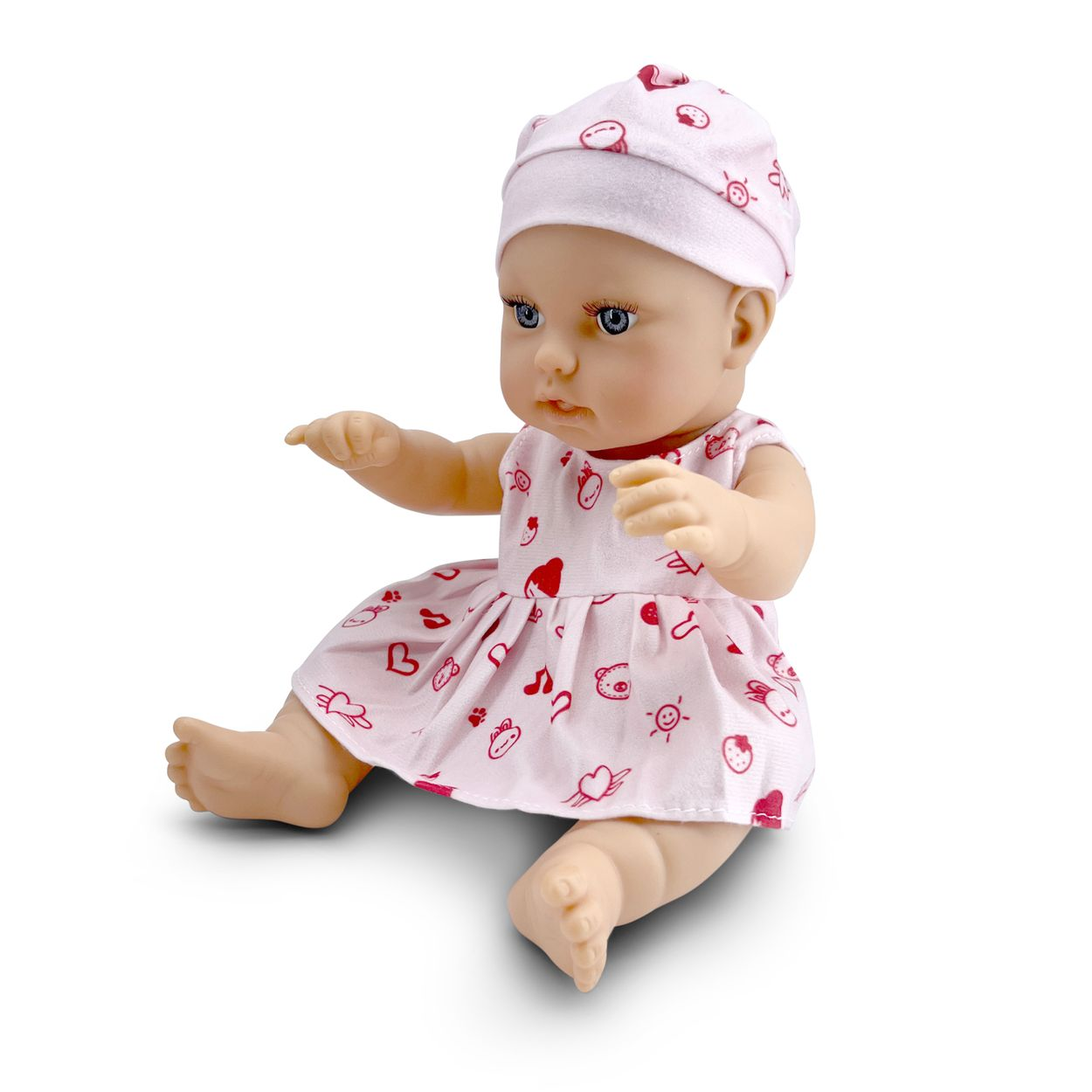 Eine süße Vinyl-Babypuppe in einem rosa gemusterten Kleid und passender Mütze sitzt auf weißem Hintergrund.