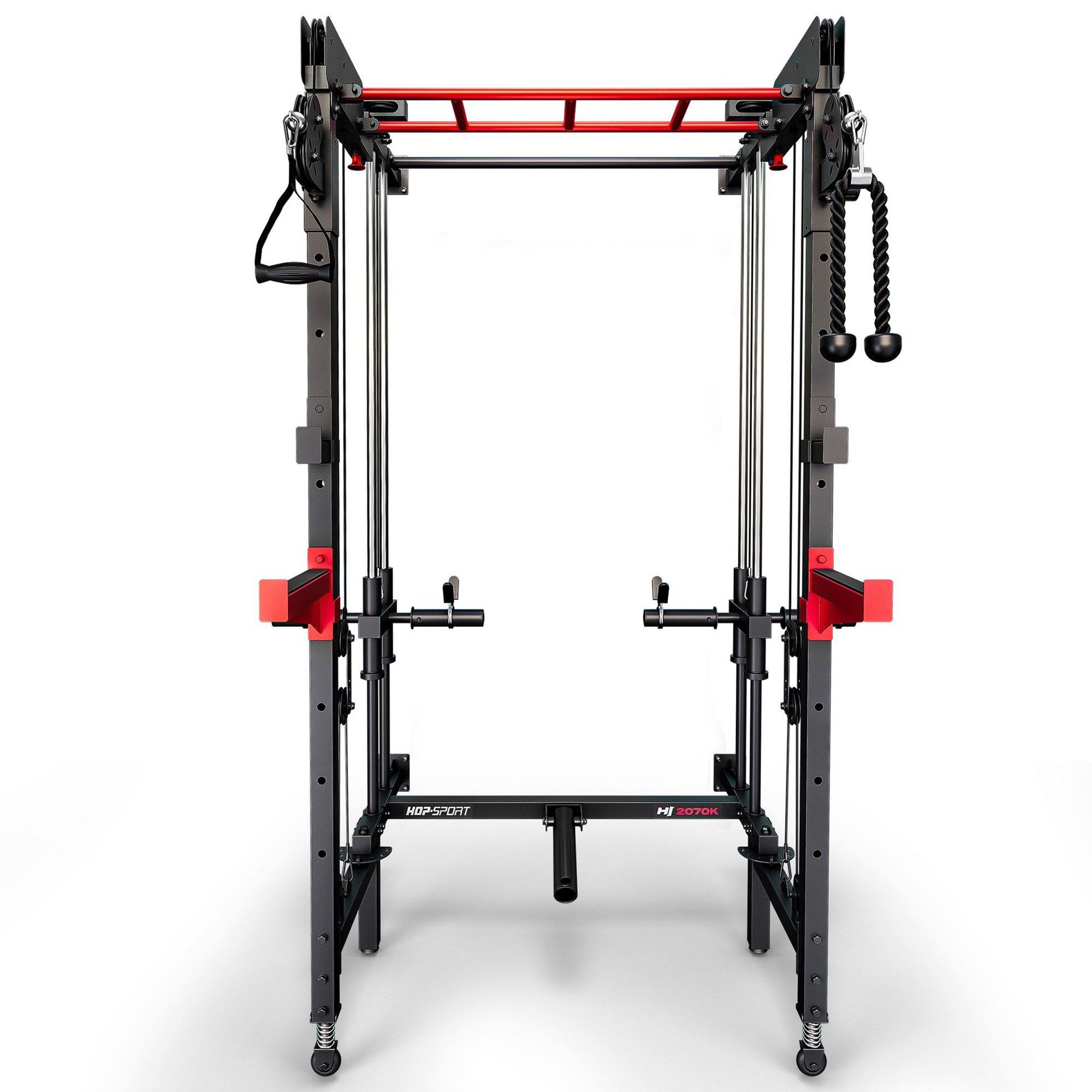 Ein schwarzes und rotes Multigym-Kraftkäfig mit Klimmzugstange, Seilzügen und Sicherheitsarmen auf weißem Hintergrund.
