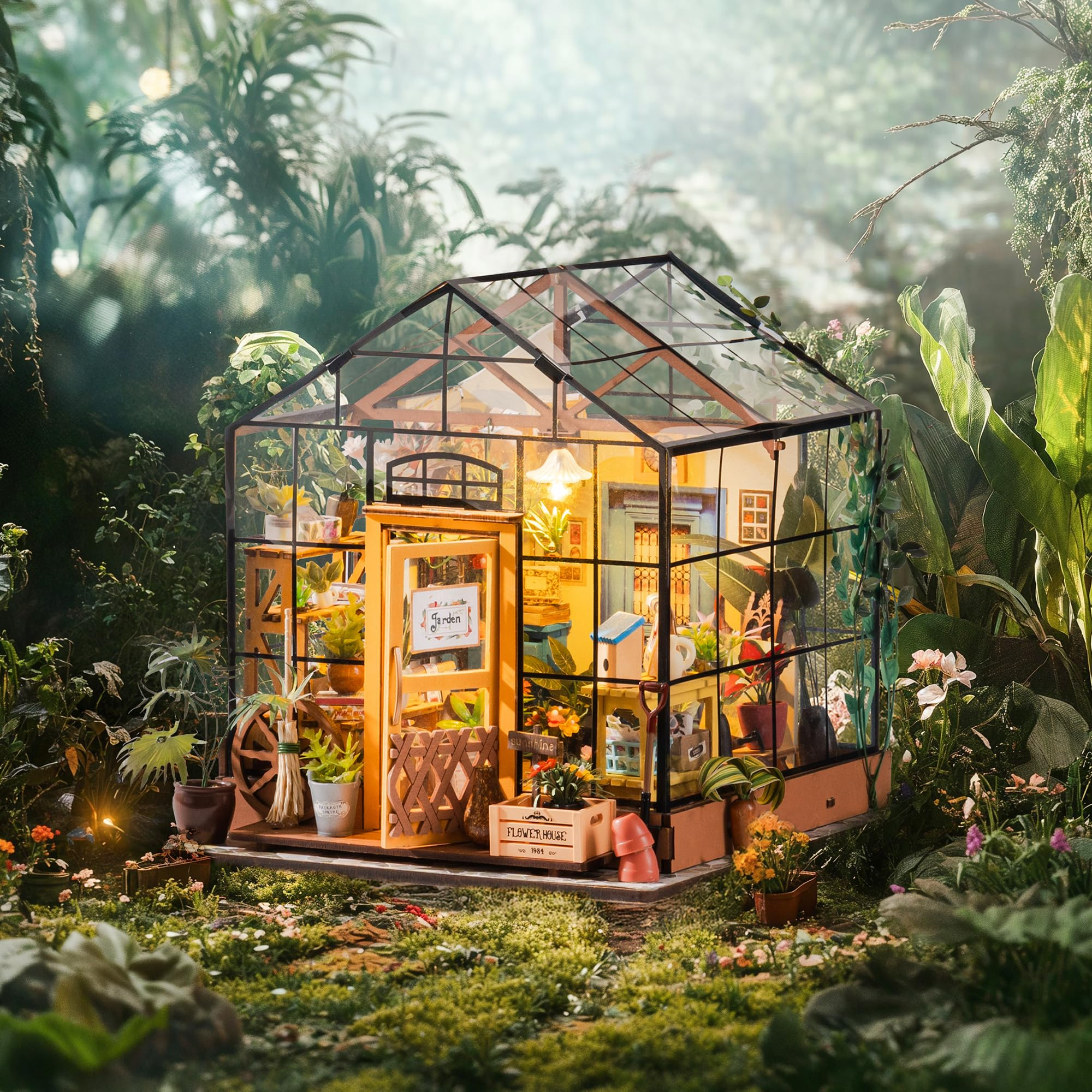 Ein detailliertes Miniatur-Gewächshaus mit Lichtern, Pflanzen und Holzmöbeln inmitten üppiger, grüner Vegetation.
