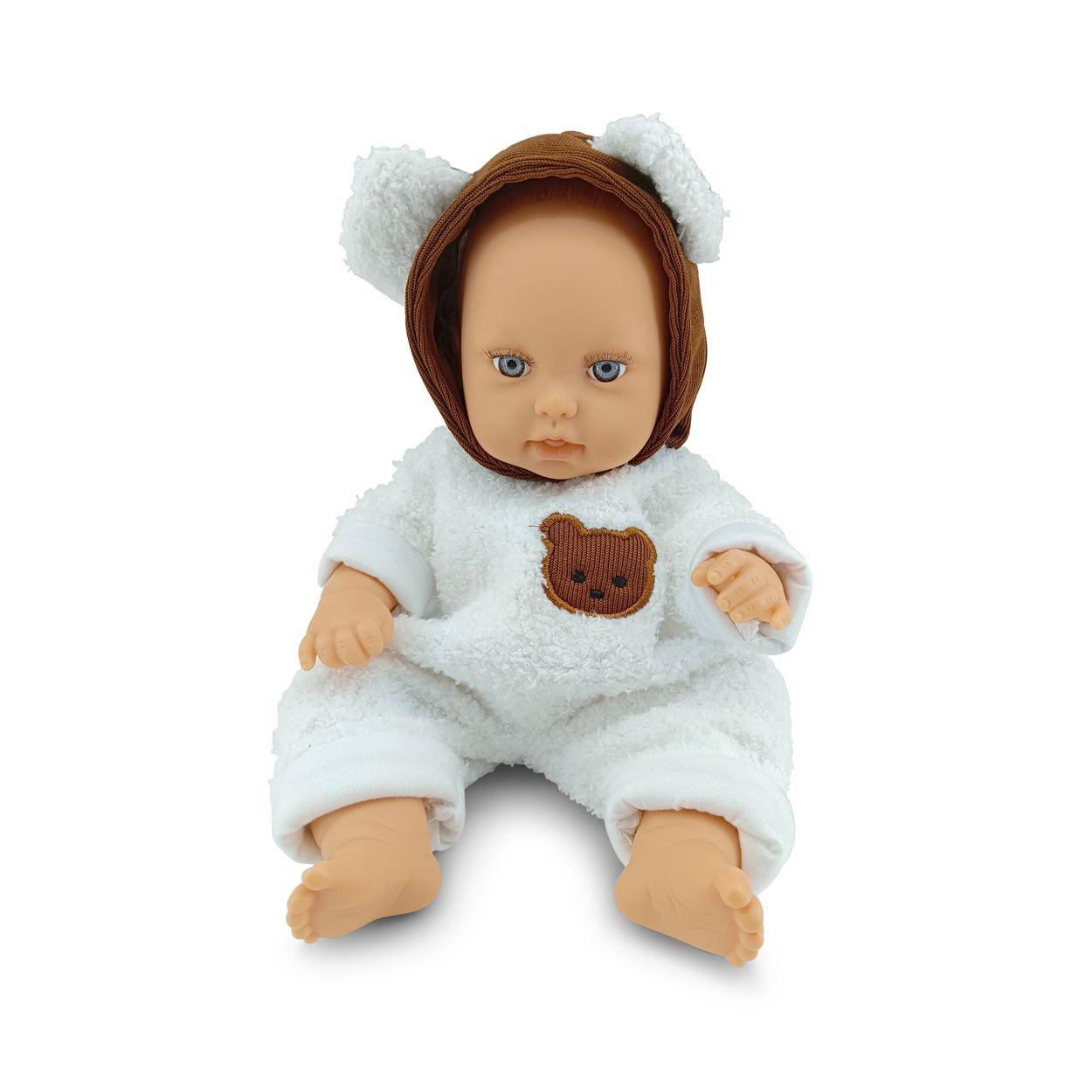 Eine Babypuppe in einem weißem Puschelanzug mit Braunbären-Aufnäher und brauner Kapuze mit weißen Ohren.
