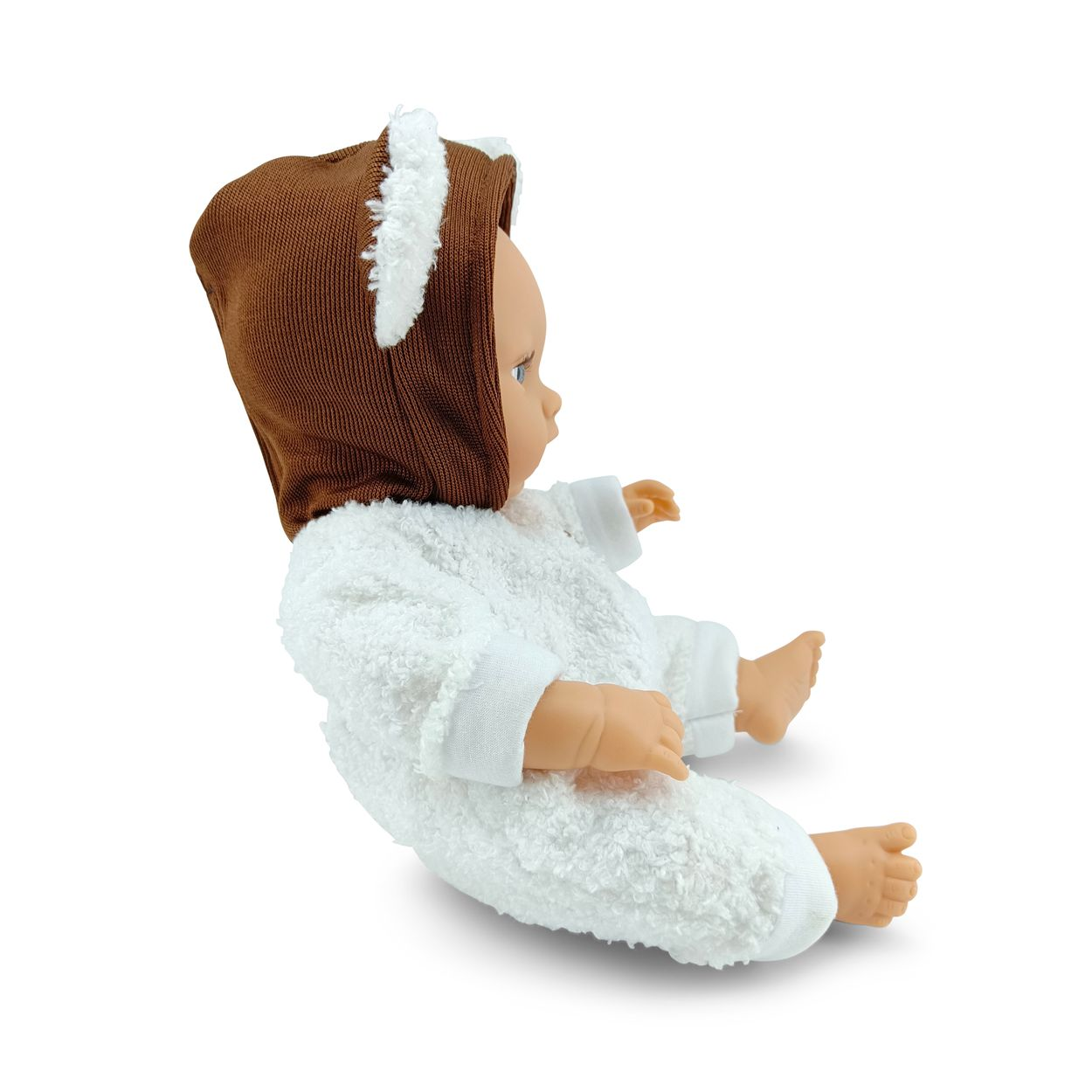 Eine sitzende Puppe im weißen Flauschanzug mit brauner Kapuze und weißen Ohren auf weißem Grund.