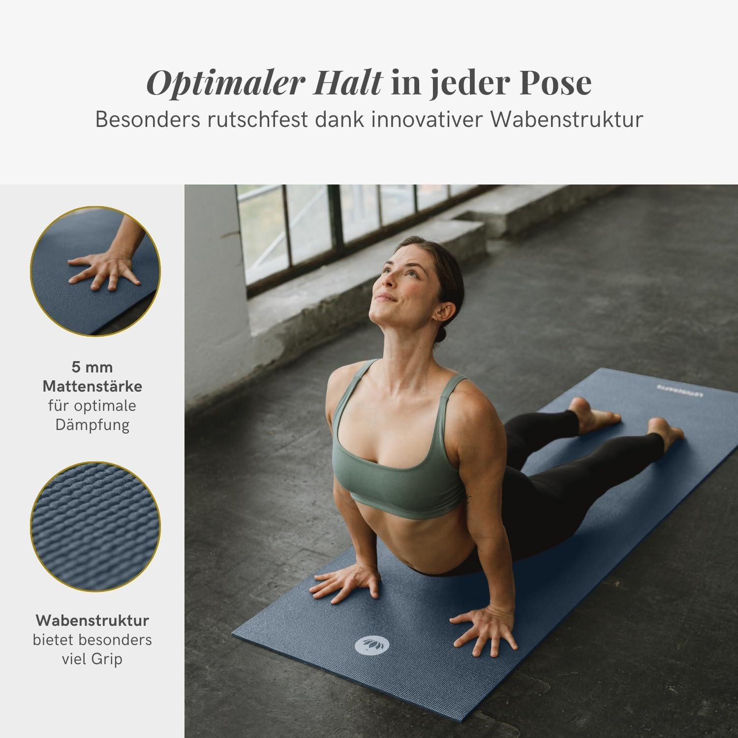 Donna che fa yoga su un tappetino blu in una stanza.