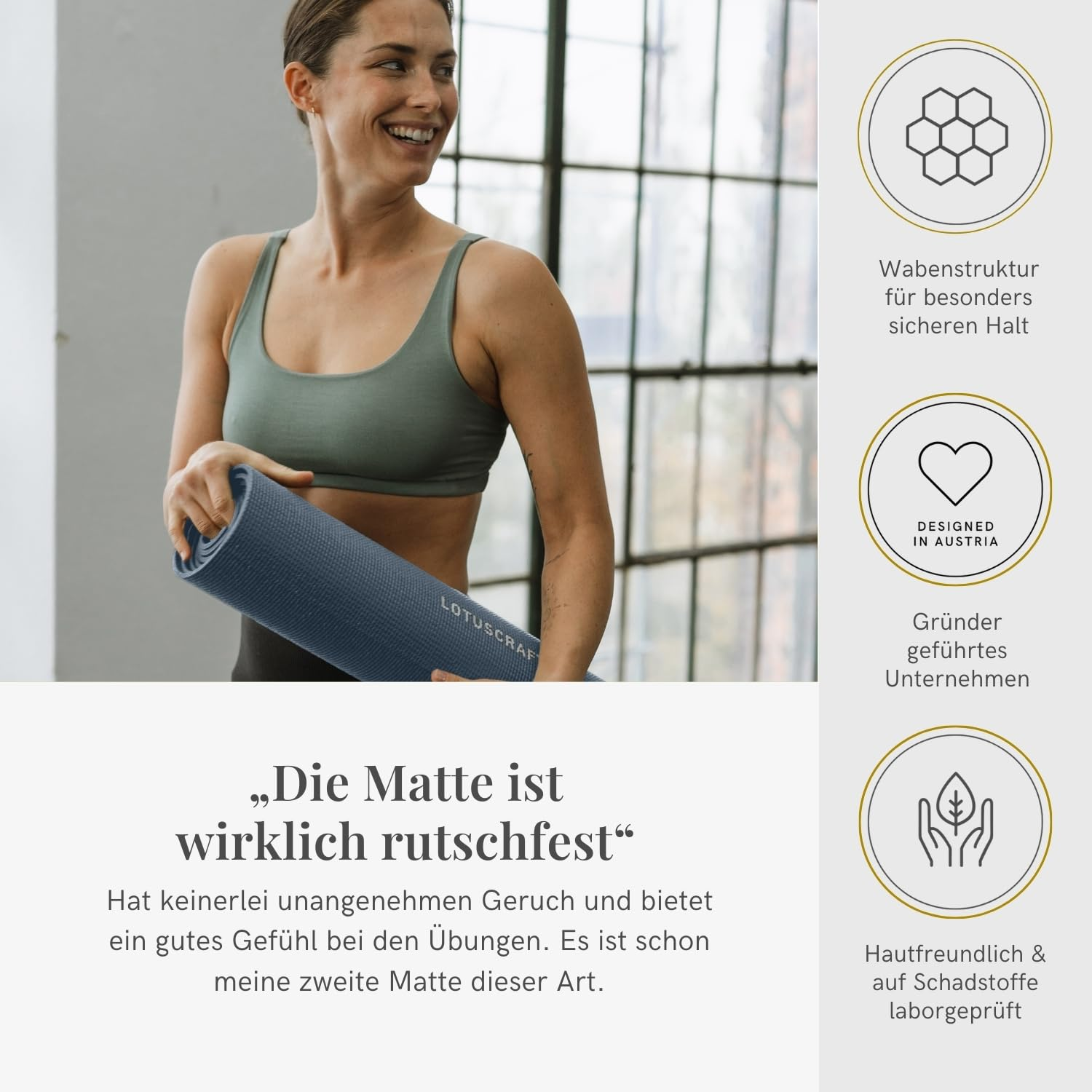 Donna sorridente in abbigliamento sportivo che tiene un tappetino da yoga arrotolato.
