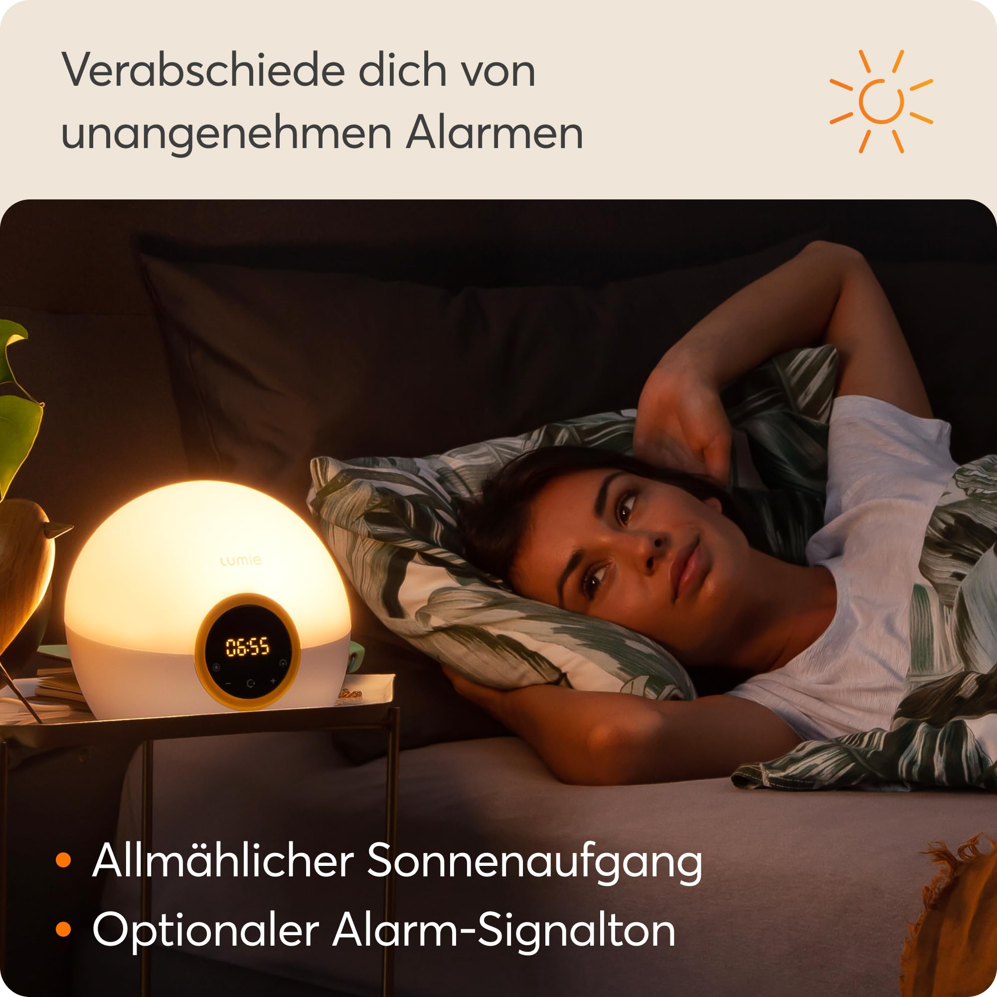 Eine Frau wacht entspannt im Bett auf, während ein runder Lichtwecker auf dem Nachttisch sanft leuchtet.