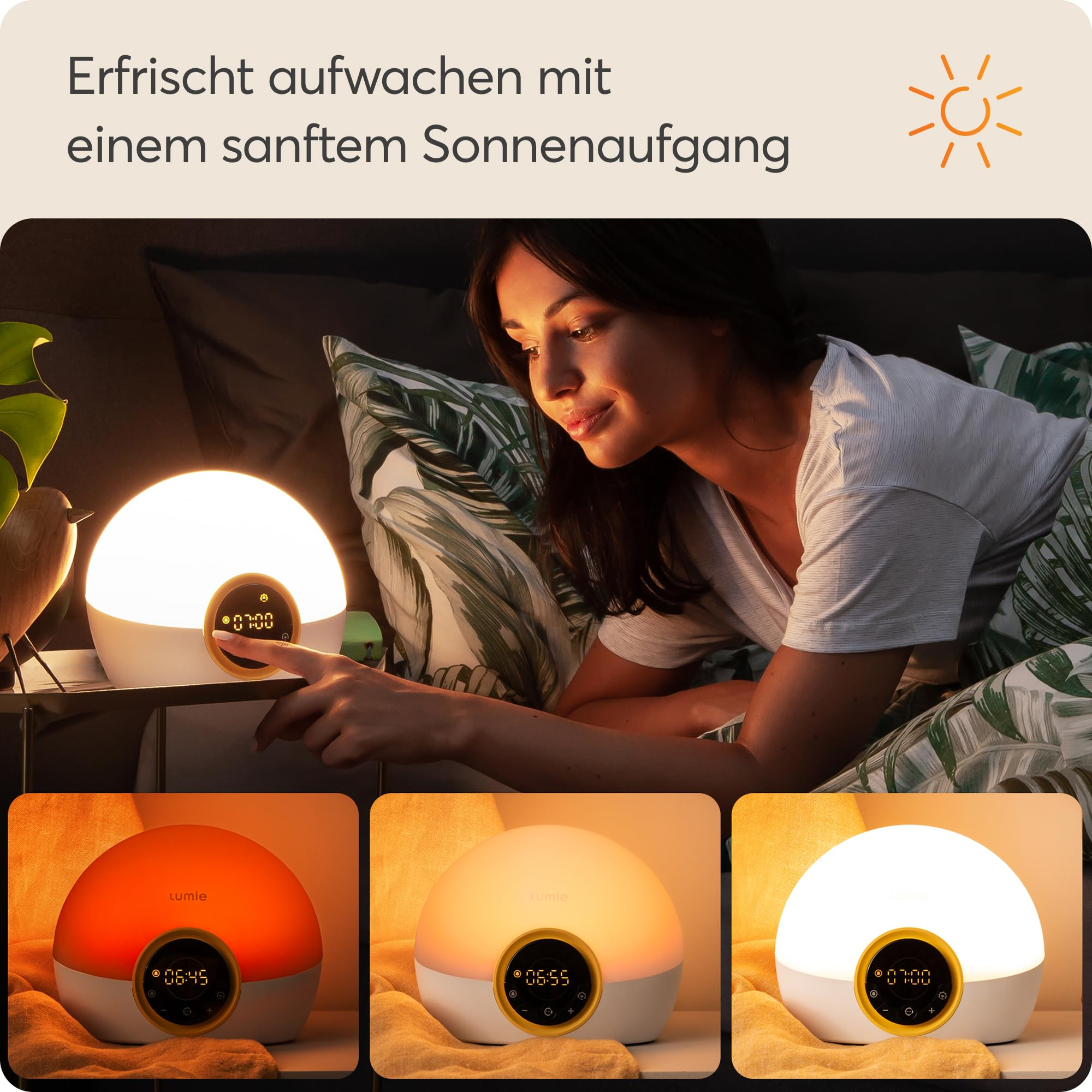 Frau stellt einen runden, leuchtenden Wecker im Schlafzimmer ein, mit drei verschiedenen Lichtstimmungen darunter.