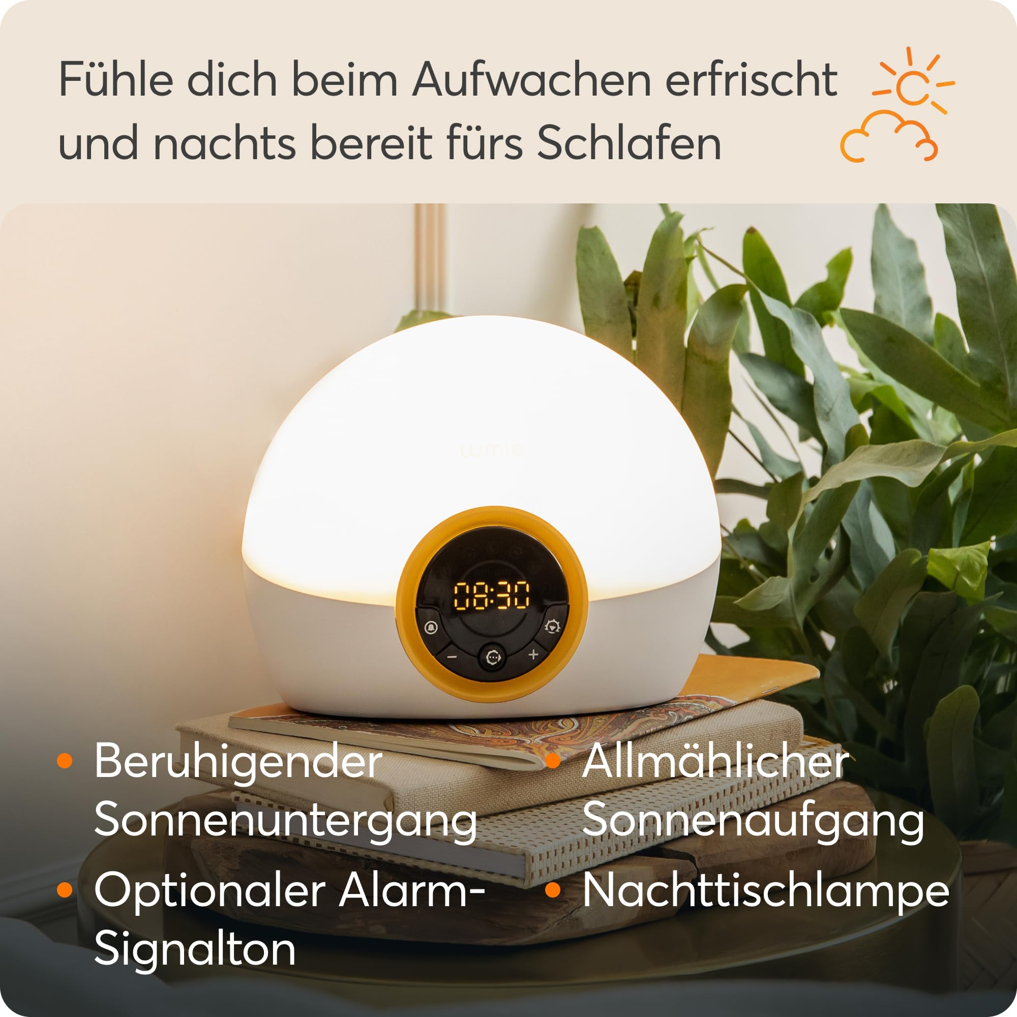 Eine weiße Lichtwecker-Lampe mit gelbem Akzent steht auf gestapelten Büchern neben grünen Pflanzen.