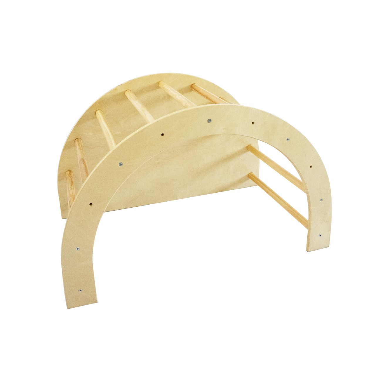 Ein hölzernes Kletterbogen-Spielzeug in Bogenform mit horizontalen Sprossen.