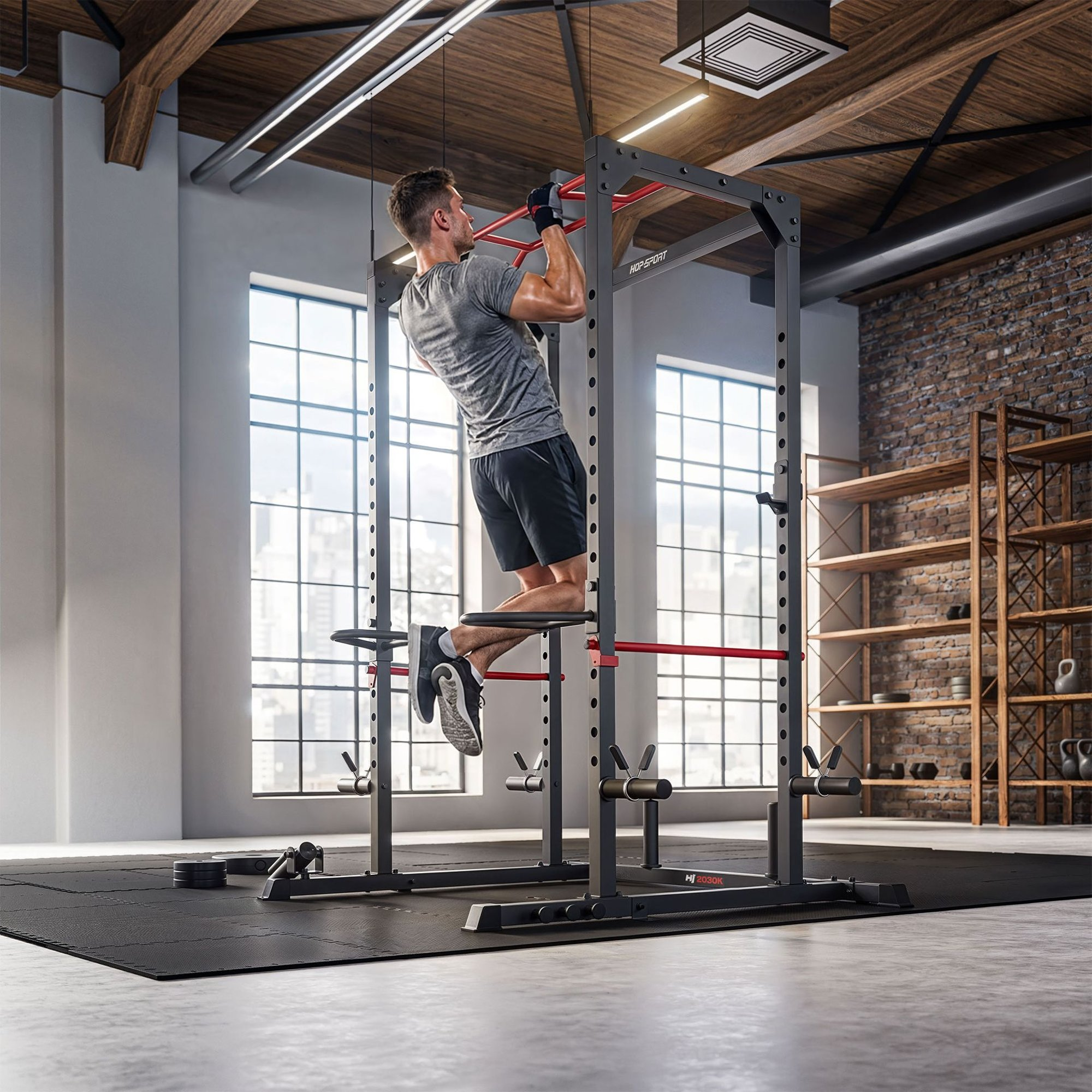 Ein Mann macht Klimmzüge an einer Multifunktions-Klimmzugstange in einem modernen Fitnessraum mit großen Fenstern.