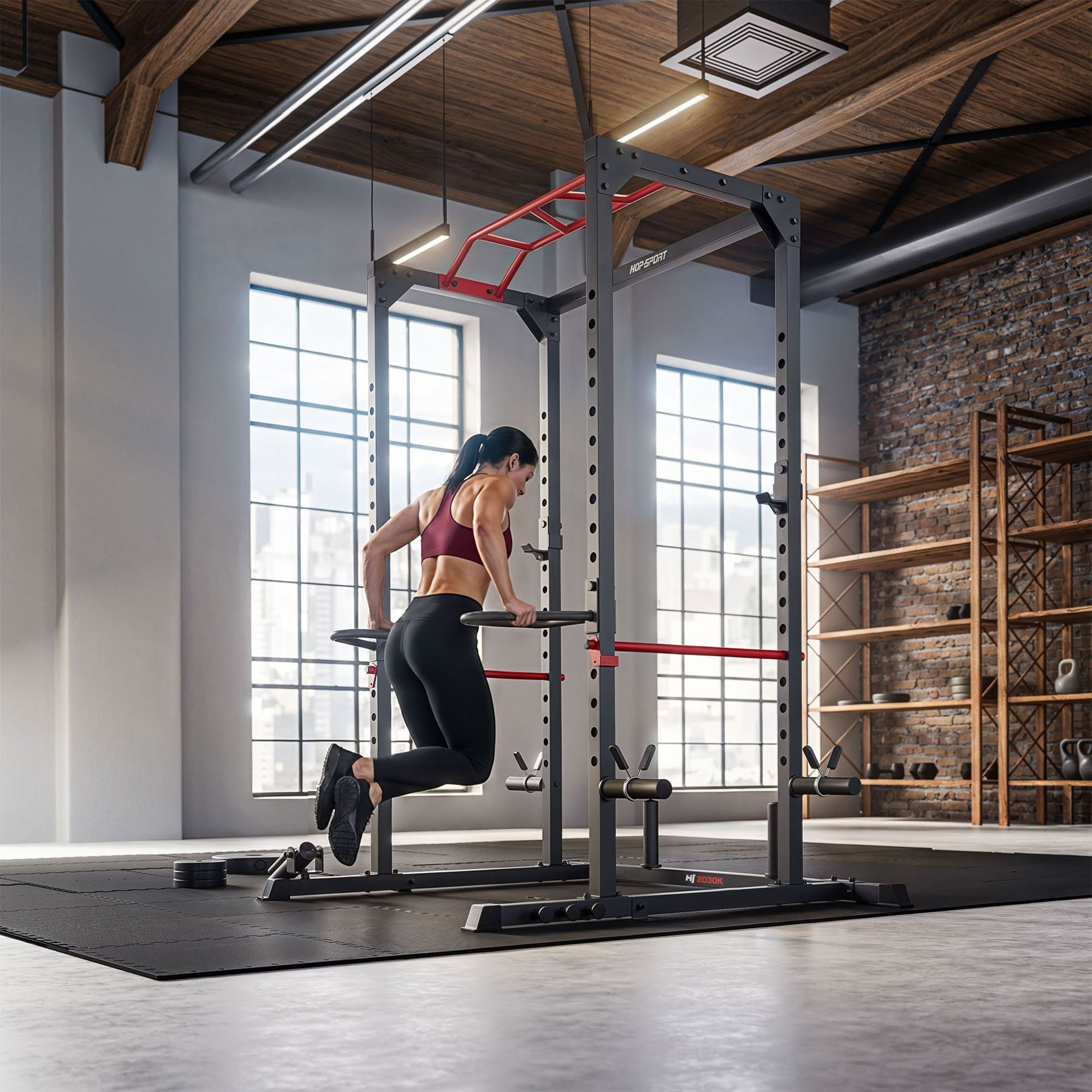 Eine Frau macht Dips an einem Power Rack in einem modernen Fitnessstudio.