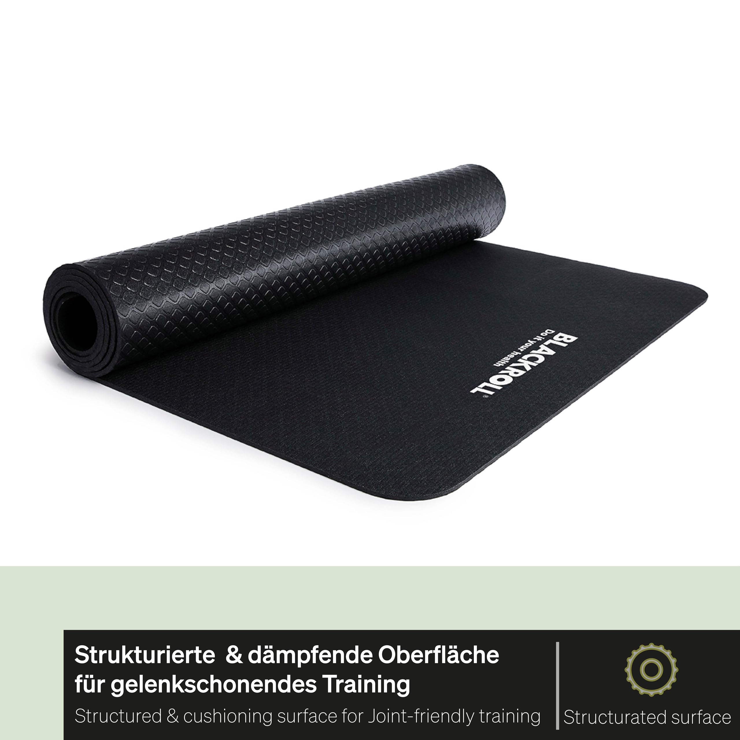 Schwarze, gerollte Fitnessmatte mit weißer Markenaufschrift auf weißem Hintergrund.