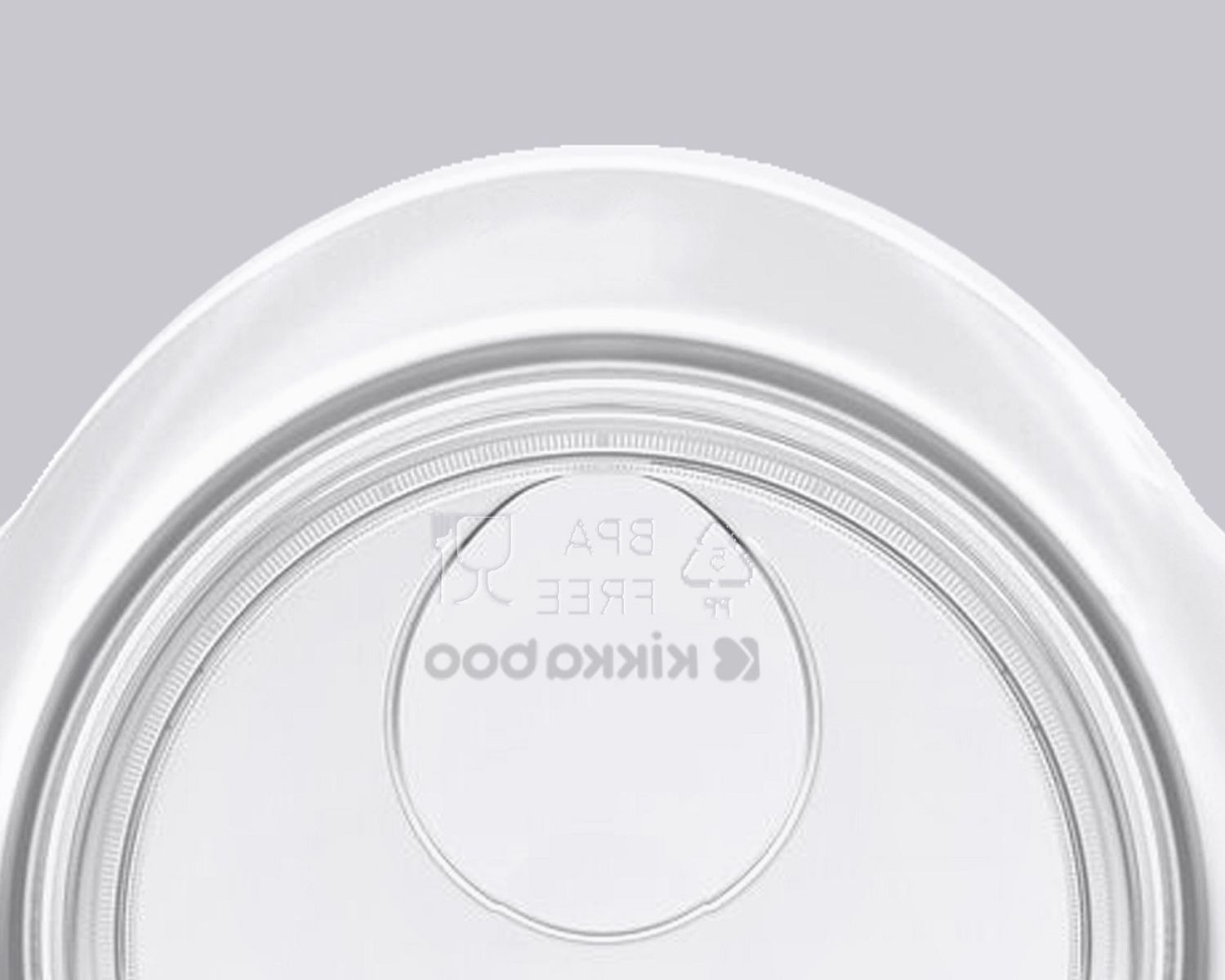 Nahaufnahme eines transparenten Plastikdeckels mit gravierten Symbolen und Text auf neutralem Hintergrund.