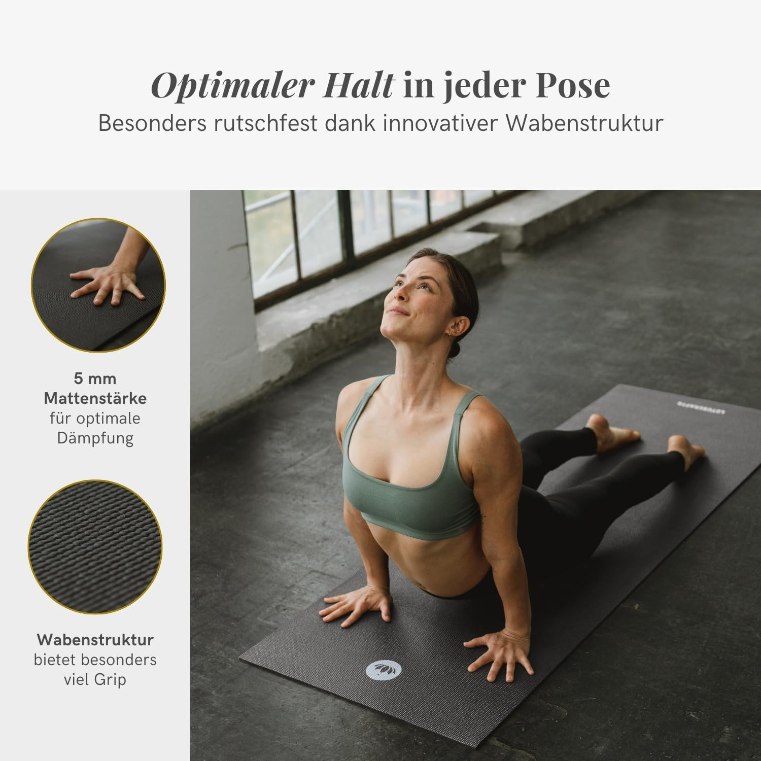 Una donna fa yoga su un tappetino nero, con dettagli sullo spessore e la trama.
