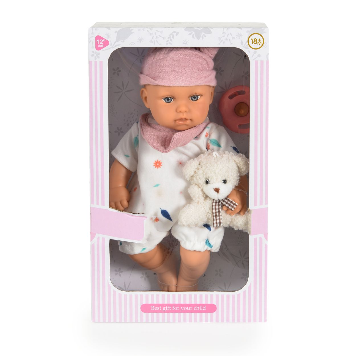 Eine Babypuppe mit rosa Mütze und Strampler hält einen kleinen Teddybären in einer bunt bedruckten Geschenkverpackung.