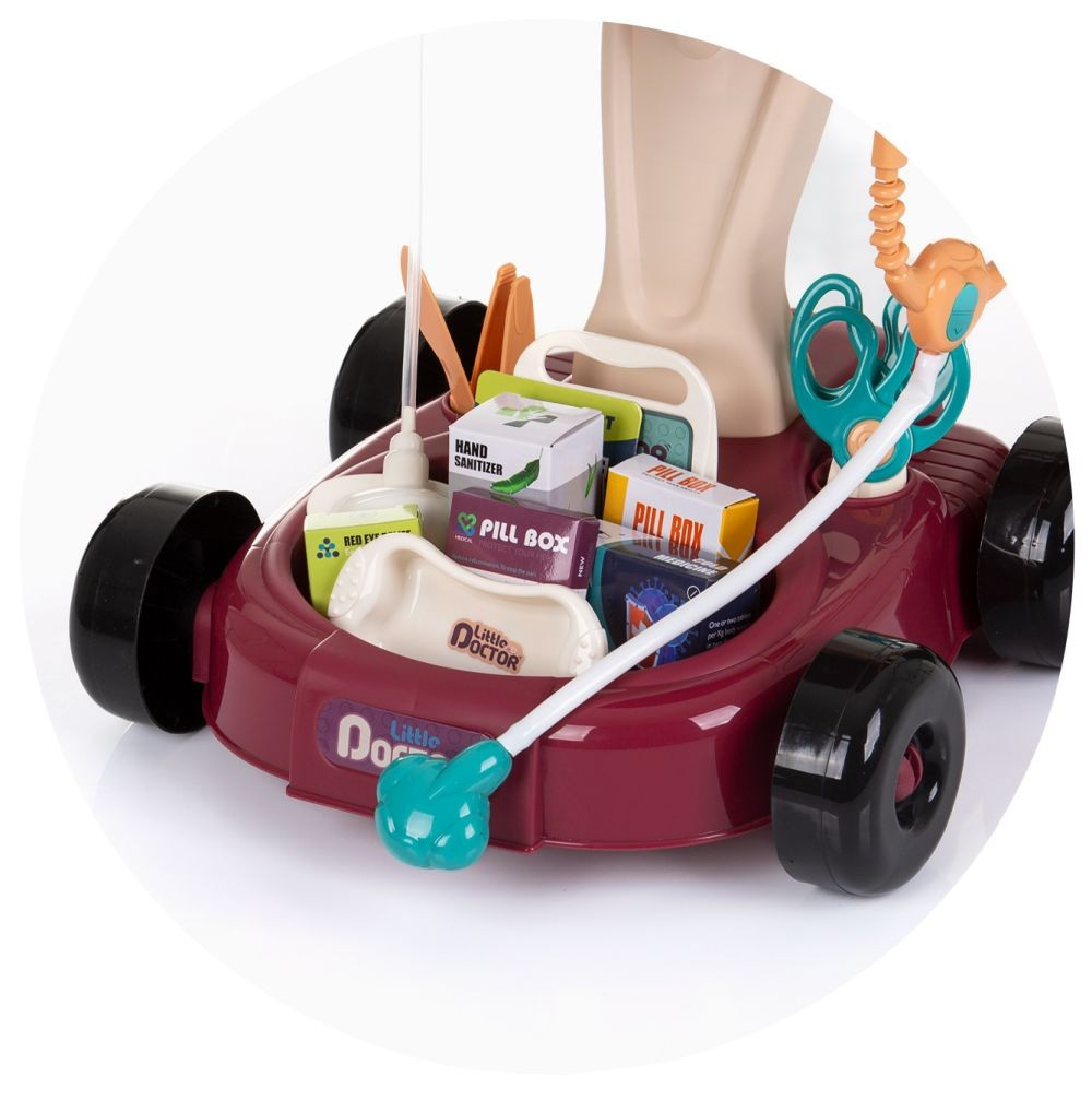 Ein roter Arzt-Spielzeugwagen mit vier schwarzen Rädern enthält bunte medizinische Spielzeugschachteln und Zubehör.
