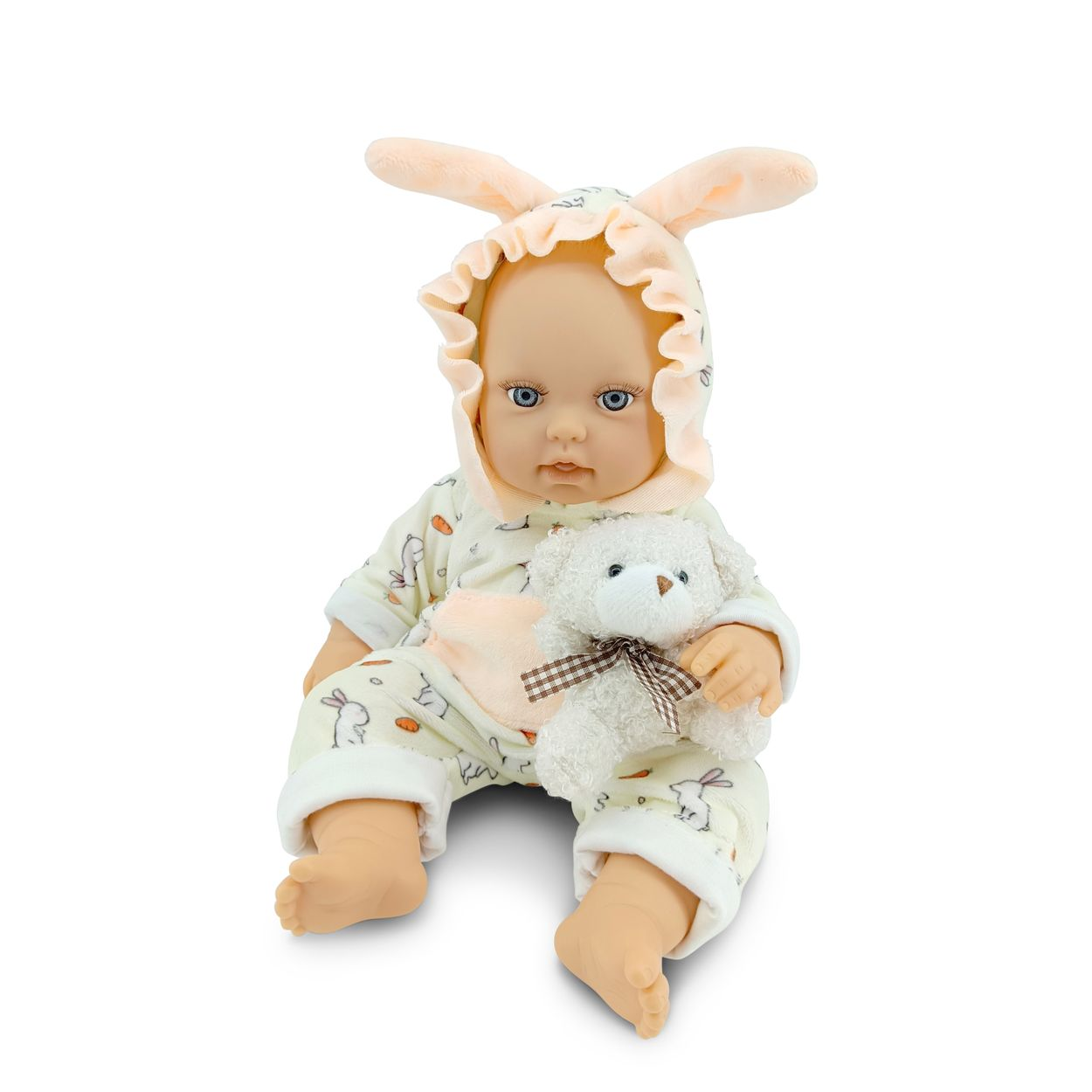Eine Babypuppe mit Häschenohrenmütze sitzt und hält einen kleinen weißen Bären.