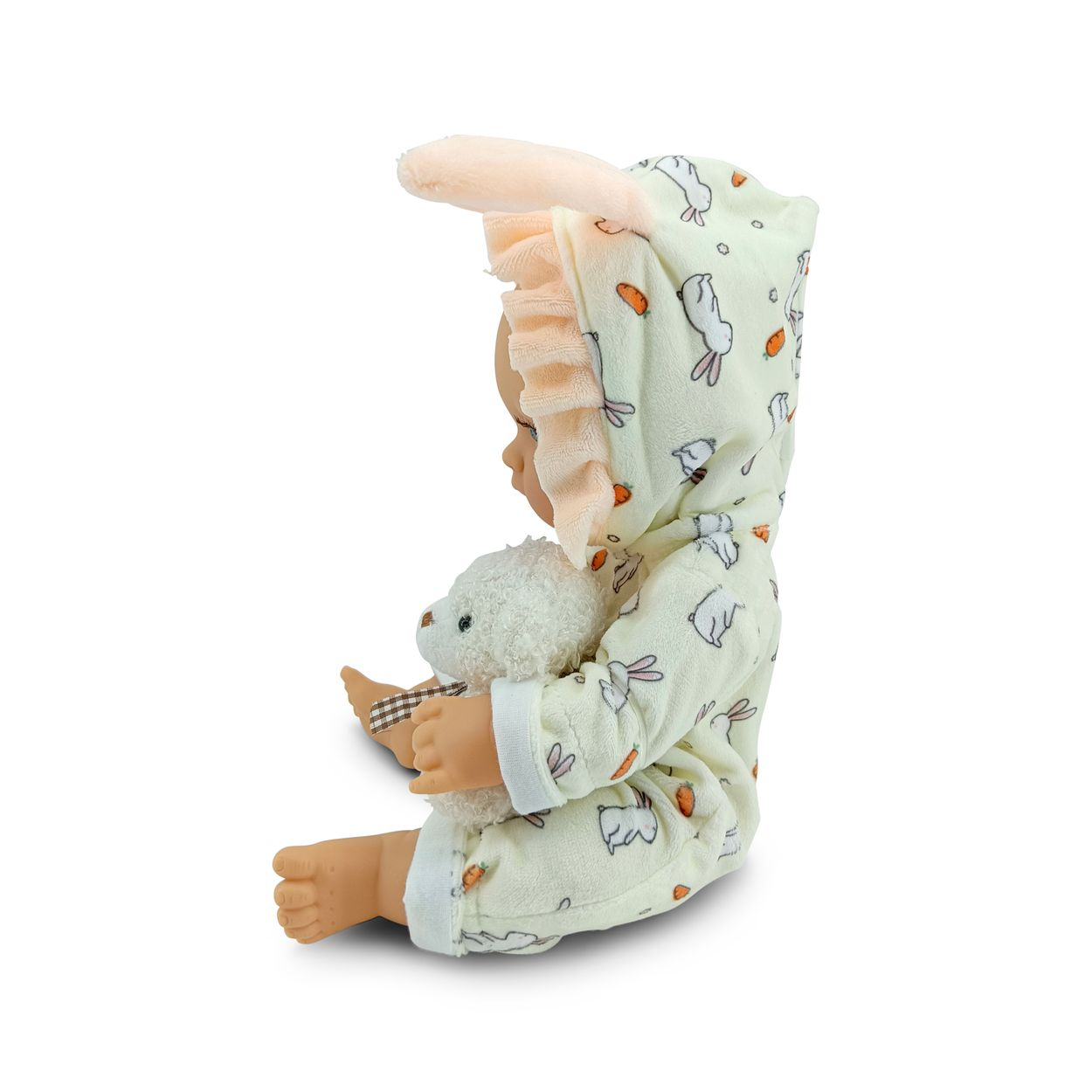 Eine Puppe im Hasenkostüm sitzt und hält ein kleines Stofftier.