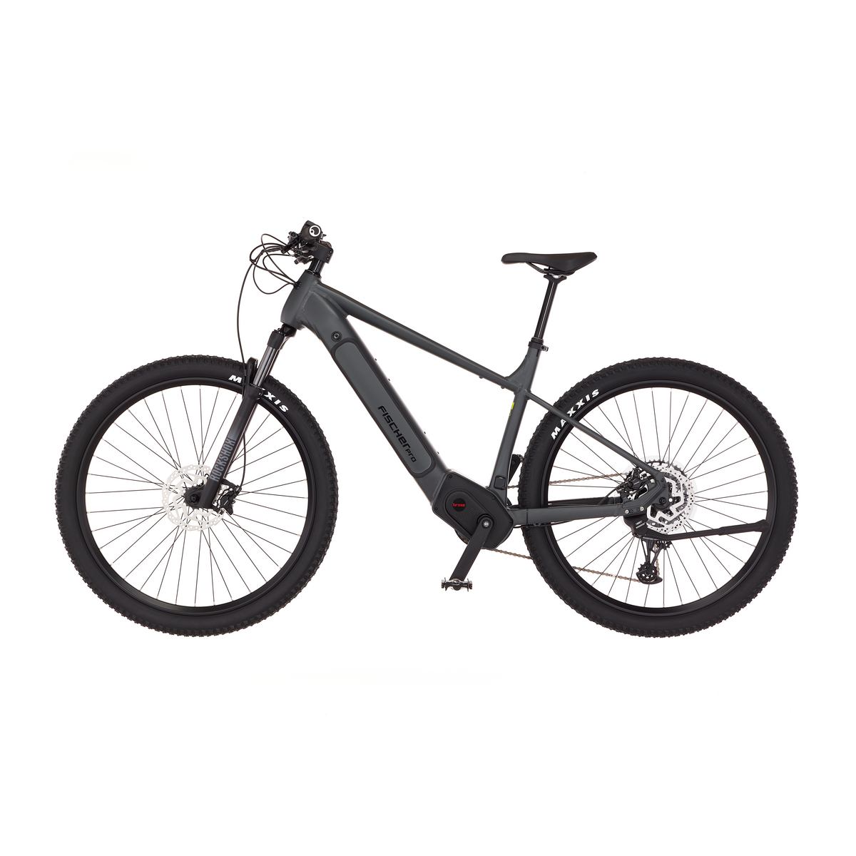 Ein dunkelgraues E-Mountainbike mit dicken Reifen, Scheibenbremsen und Markenrahmen vor weißem Hintergrund.