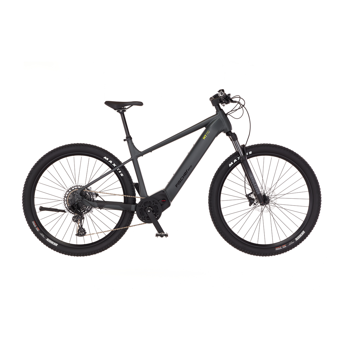 Ein graues Fischer Pro Elektro-Mountainbike mit Stollenreifen isoliert auf weißem Hintergrund.